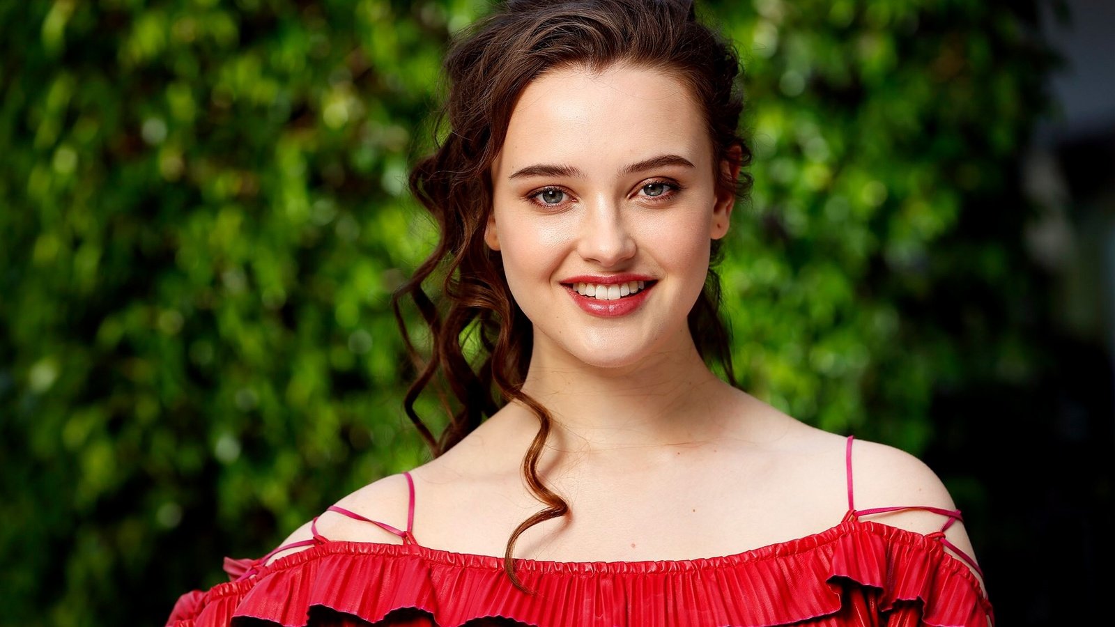 Обои солнце, katherine langford, кэтрин лангфорд, зелень, платье, улыбка, портрет, актриса, макияж, в красном, the sun, catherine langford, greens, dress, smile, portrait, actress, makeup, in red разрешение 1920x1200 Загрузить