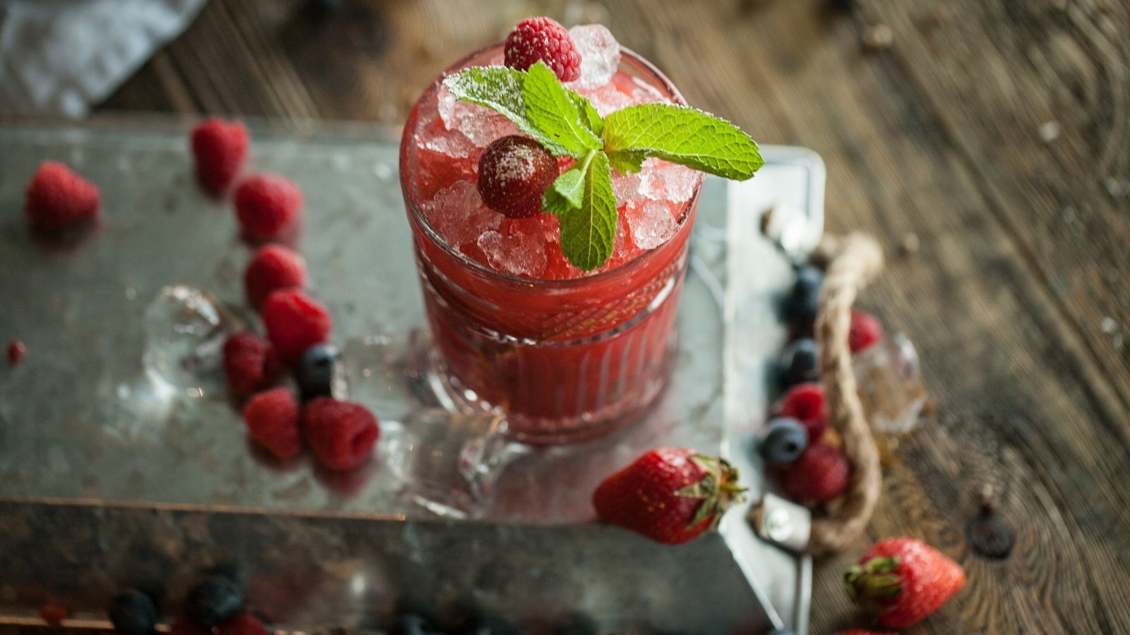 Обои мята, напиток, малина, клубника, черника, стакан, вкусно, сок, mint, drink, raspberry, strawberry, blueberries, glass, delicious, juice разрешение 2048x1340 Загрузить