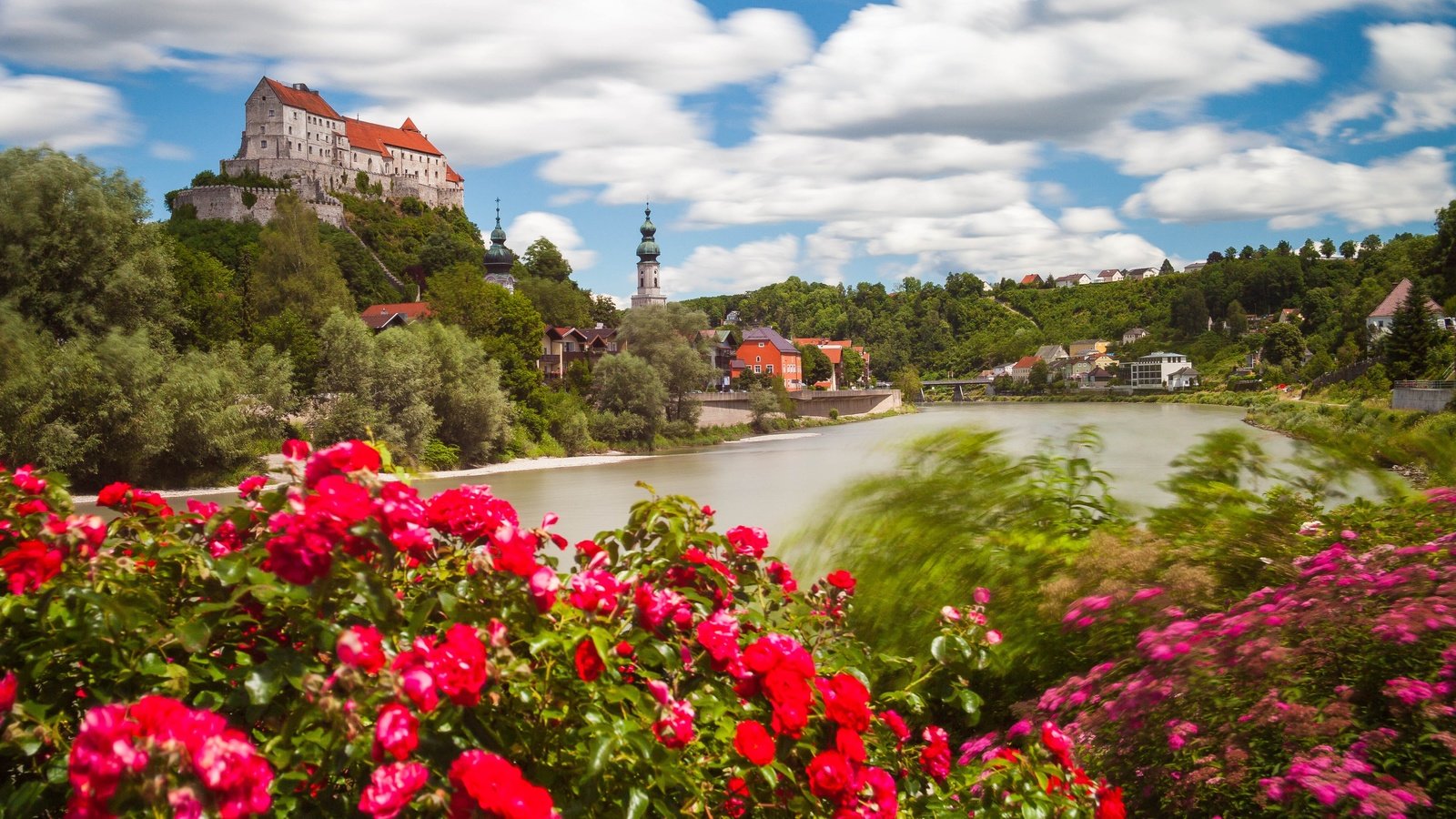 Обои бургхаузен, цветы, salzach river, река, замок бургхаузен, кусты, река зальцах, замок, розы, германия, бавария, баварии, burghausen, flowers, river, burghausen castle, the bushes, the salzach river, castle, roses, germany, bayern, bavaria разрешение 4381x2921 Загрузить