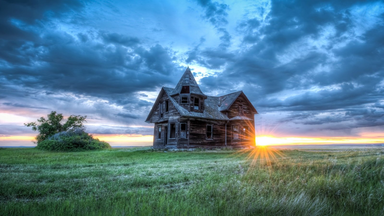 Обои небо, свет, трава, облака, природа, поле, горизонт, дом, the sky, light, grass, clouds, nature, field, horizon, house разрешение 2048x1152 Загрузить