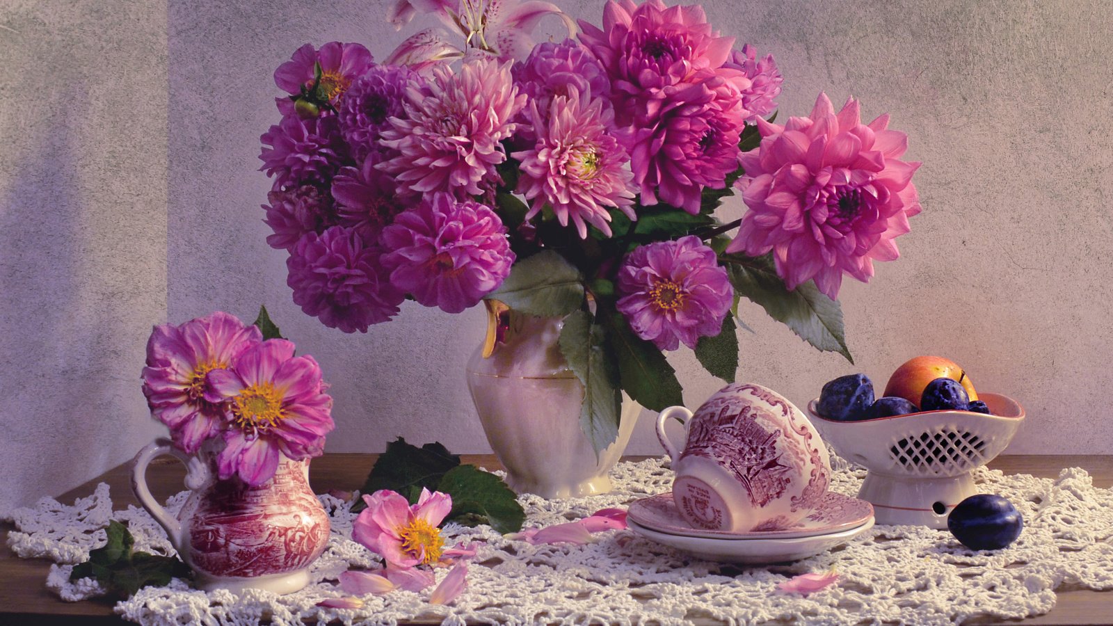 Обои цветы, вазочка, георгины, фрукты, валентина колова, лилия, чашка, ваза, салфетка, натюрморт, сливы, flowers, dahlias, fruit, valentina fencing, lily, cup, vase, napkin, still life, plum разрешение 2560x1707 Загрузить