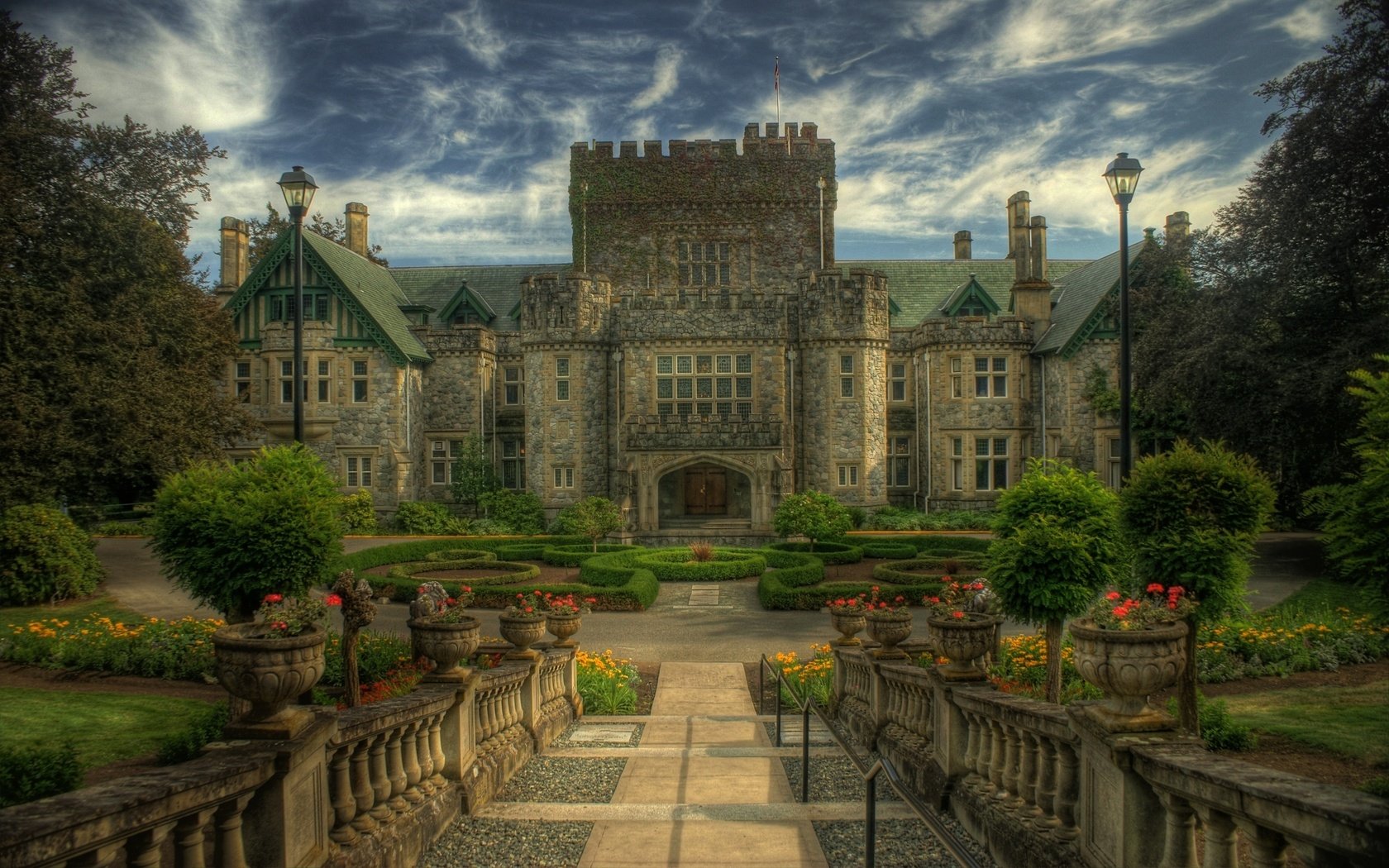 Обои цветы, облака, деревья, замок, канада, hatley castle, flowers, clouds, trees, castle, canada разрешение 2560x1600 Загрузить