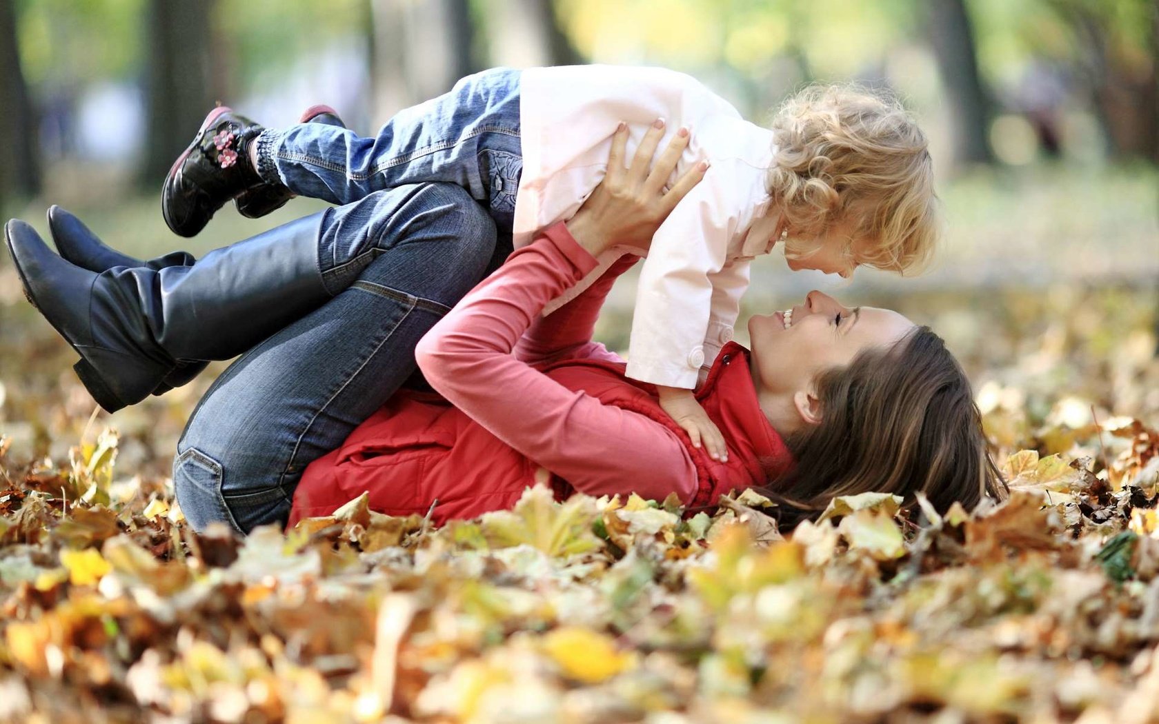 Обои осень, счастье, мама и сын, autumn, happiness, mother and son разрешение 1920x1200 Загрузить