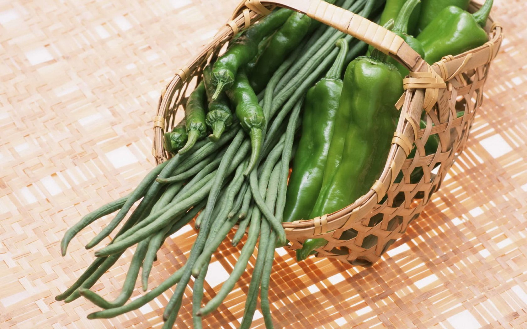 Обои овощи, корзинка, перец, фасоль, стручковая, vegetables, basket, pepper, beans, green разрешение 1920x2705 Загрузить