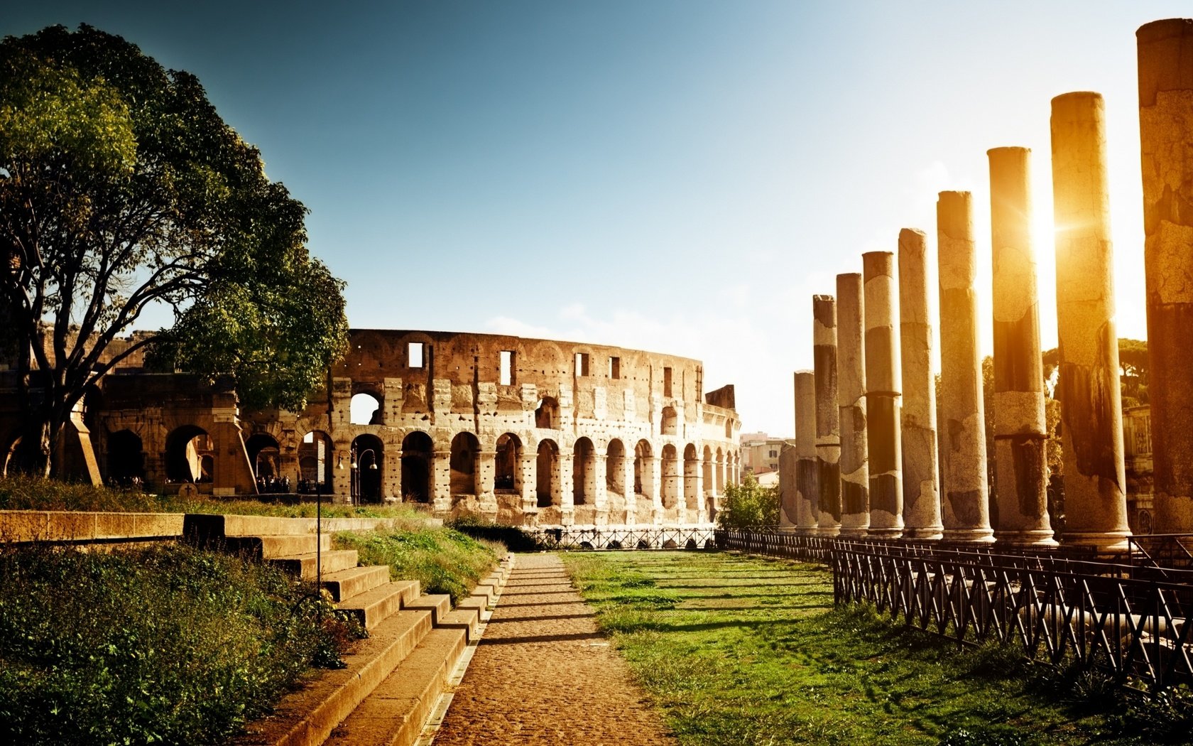 Обои солнце, дерево, закат, италия, колонны, колизей, рим, the sun, tree, sunset, italy, columns, colosseum, rome разрешение 2560x1600 Загрузить