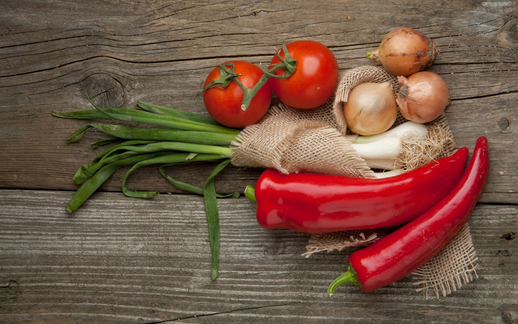 Обои лук, овощи, натюрморт, перец, томаты, bow, vegetables, still life, pepper, tomatoes разрешение 2560x1600 Загрузить