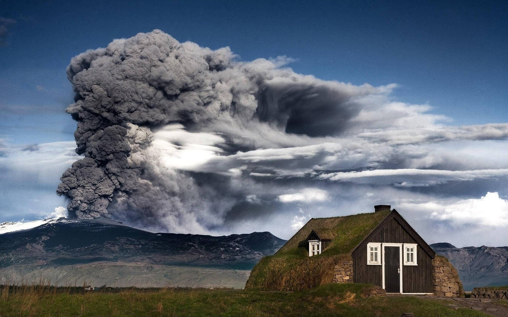 Обои горы, природа, дым, домик, вулкан, исландия, пепел, mountains, nature, smoke, house, the volcano, iceland, ash разрешение 1920x1200 Загрузить