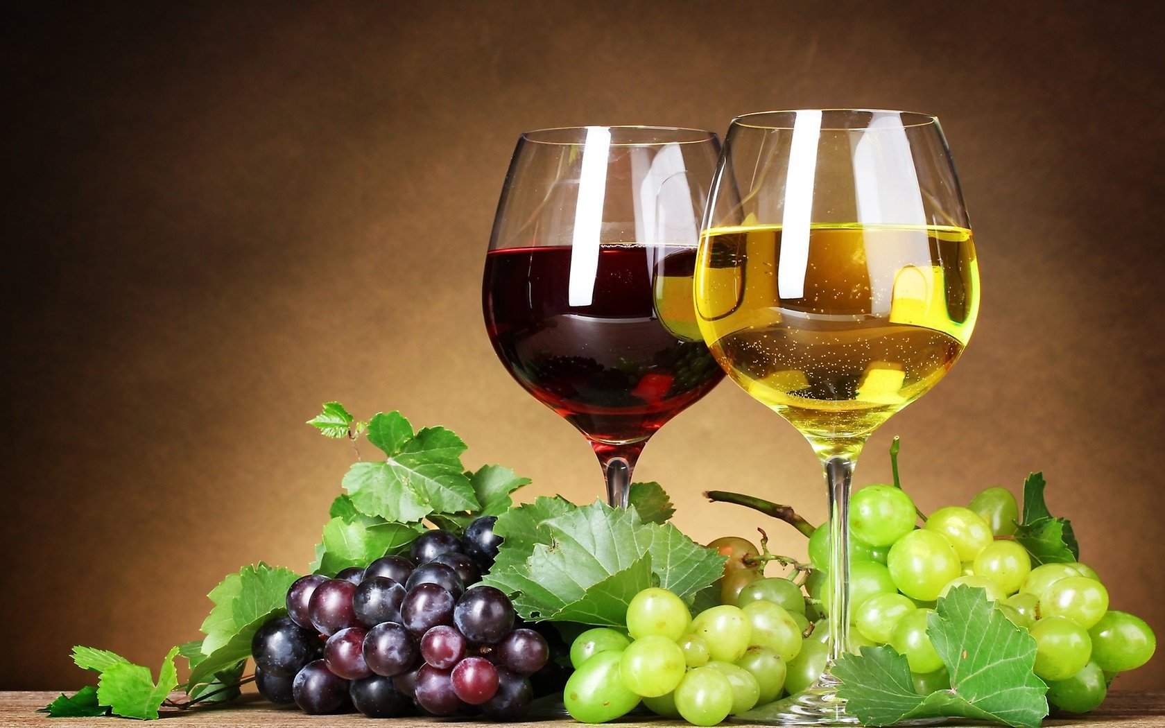 Обои виноград, вино, бокалы, бокалы с вином и виноград, grapes, wine, glasses, glasses with wine and grapes разрешение 2560x1440 Загрузить
