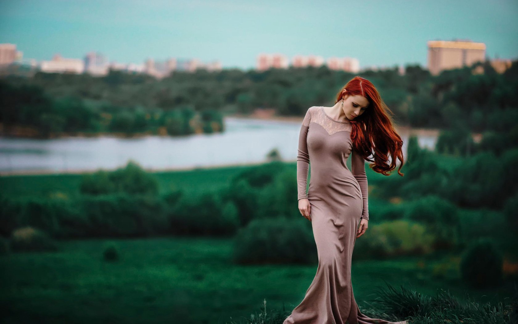 Обои природа, девушка, настроение, платье, рыжая, фигура, боке, nature, girl, mood, dress, red, figure, bokeh разрешение 1920x1200 Загрузить