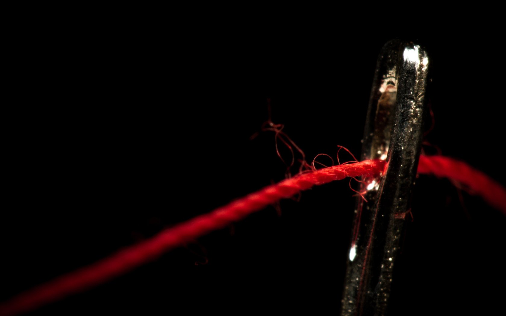 Обои фон, красная, черный, нитка, иголка, чкрный, ушко, background, red, black, thread, needle, corny, ear разрешение 2000x1125 Загрузить