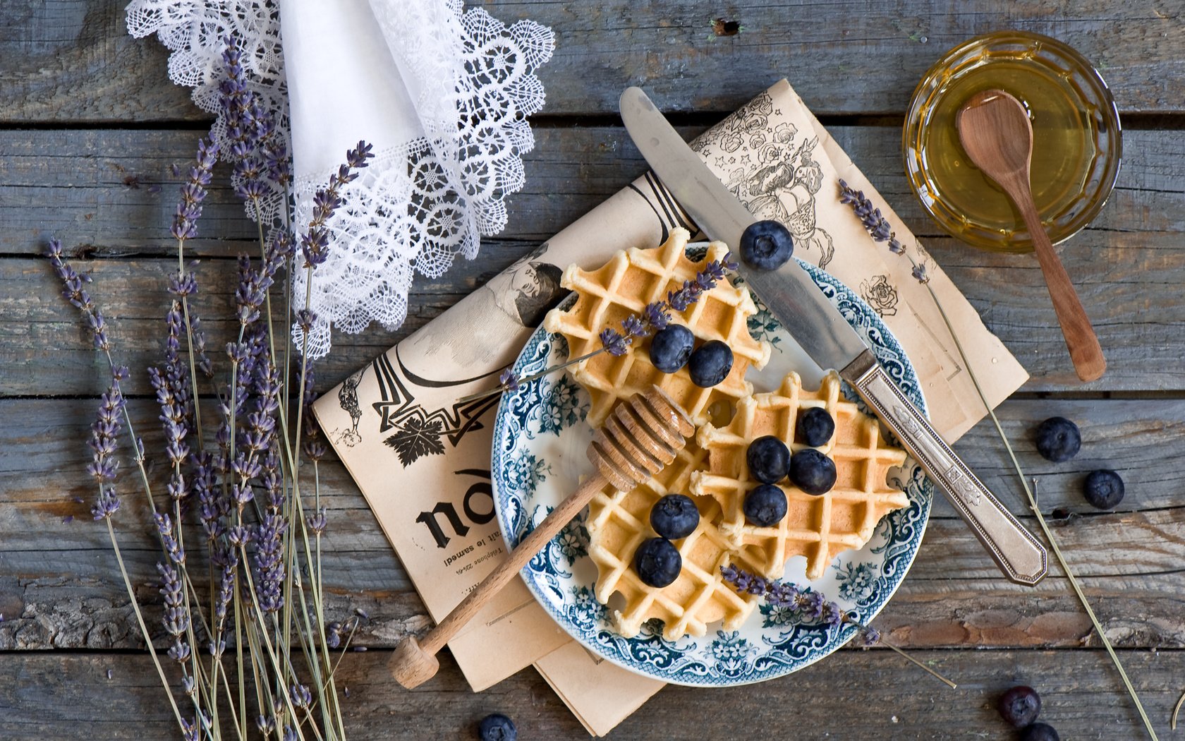 Обои лаванда, черника, мед, выпечка, вафли, anna verdina, lavender, blueberries, honey, cakes, waffles разрешение 2000x1331 Загрузить