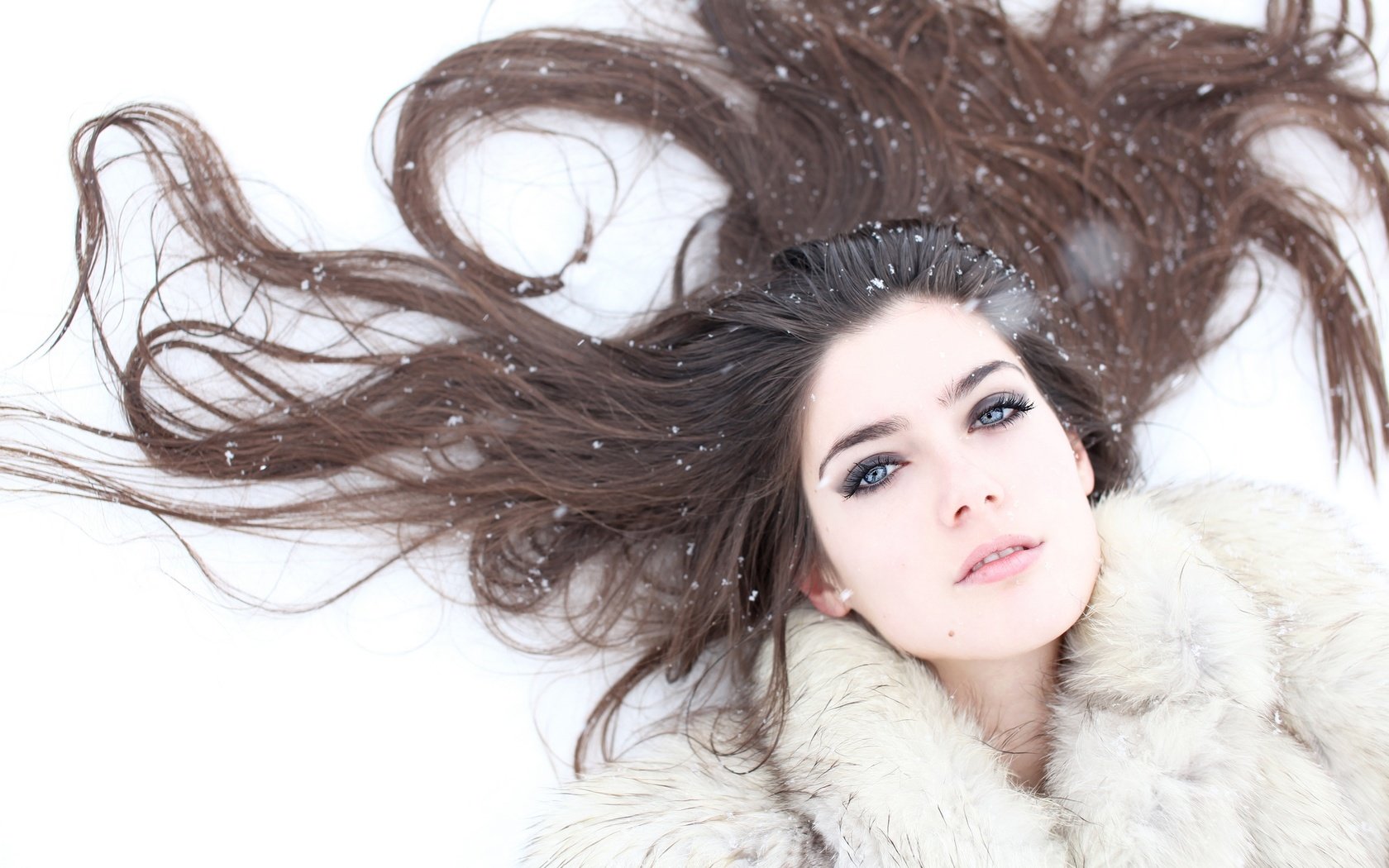 Обои снег, зима, снежинки, брюнетка, волосы, шуба, snow, winter, snowflakes, brunette, hair, coat разрешение 2048x1365 Загрузить