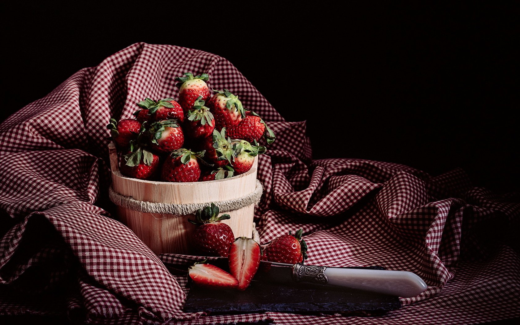 Обои клубника, ткань, ягоды, нож, натюрморт, скатерть, strawberry, fabric, berries, knife, still life, tablecloth разрешение 1920x1200 Загрузить