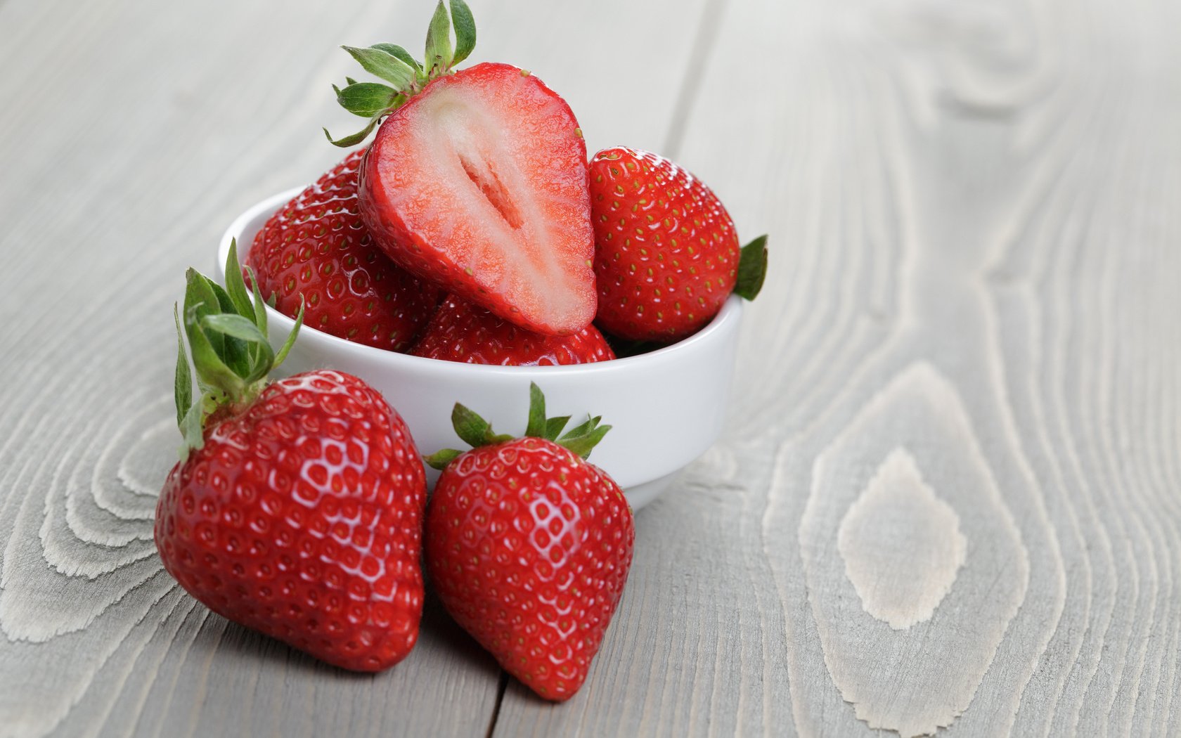 Обои ягода, клубника, виктория, пиала, деревянная поверхность, berry, strawberry, victoria, bowl, wooden surface разрешение 3840x2400 Загрузить