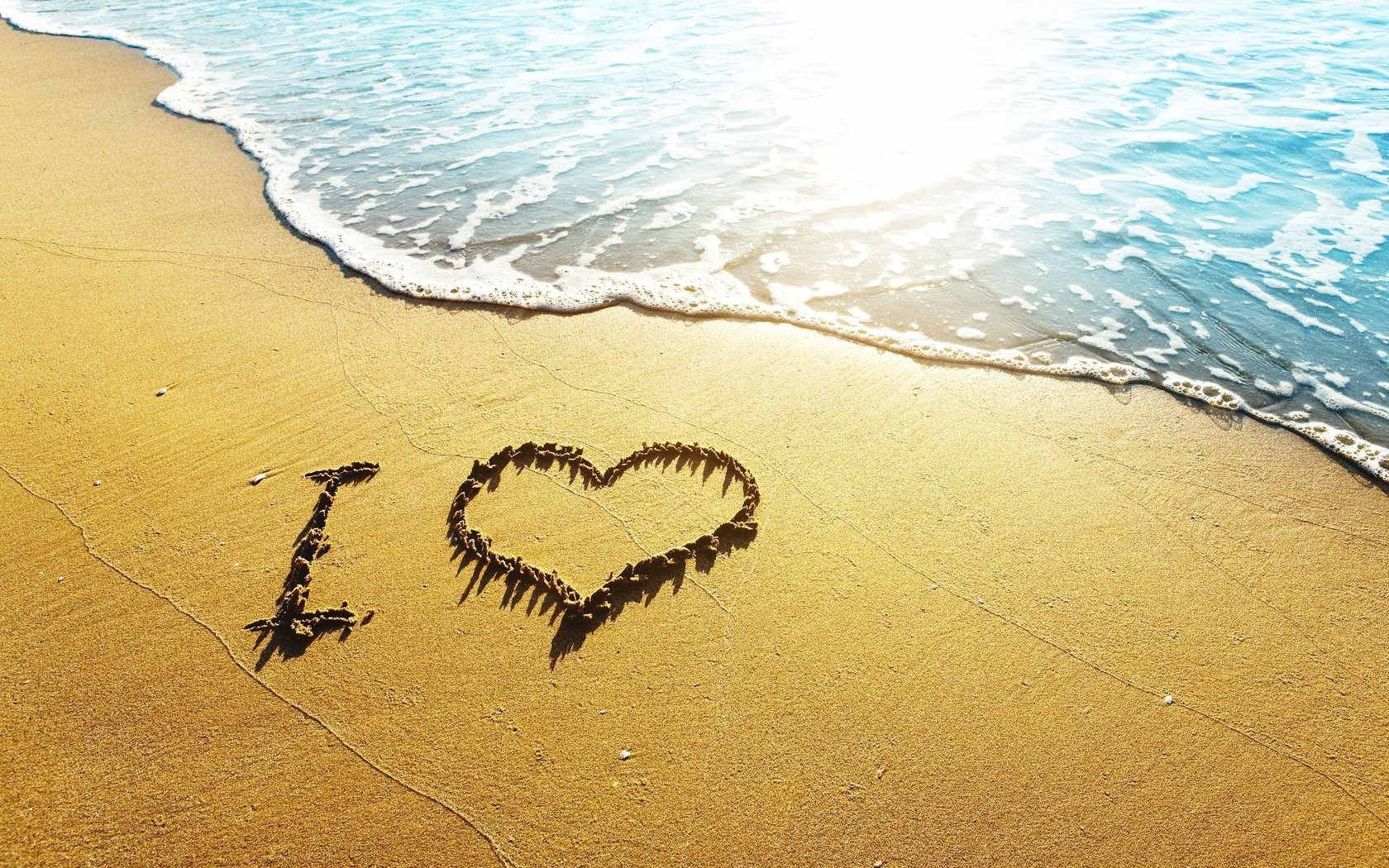 Обои солнце, берег, море, песок, пляж, сердце, любовь, the sun, shore, sea, sand, beach, heart, love разрешение 2508x1672 Загрузить