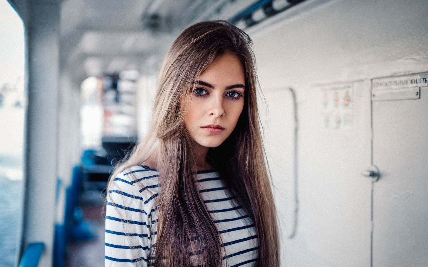 Обои глаза, девушка, настроение, портрет, модель, волосы, eyes, girl, mood, portrait, model, hair разрешение 2048x1367 Загрузить