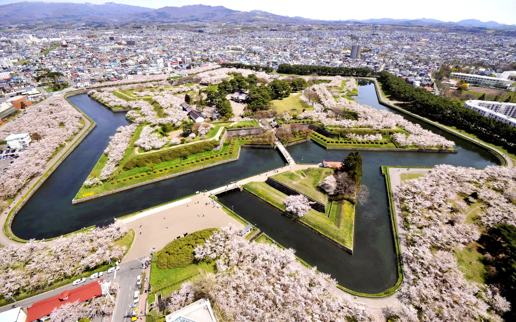 Обои дизайн, парк, панорама, вид сверху, канал, япония, hakodate, goryokaku park, хакодате, design, park, panorama, the view from the top, channel, japan разрешение 2400x1600 Загрузить