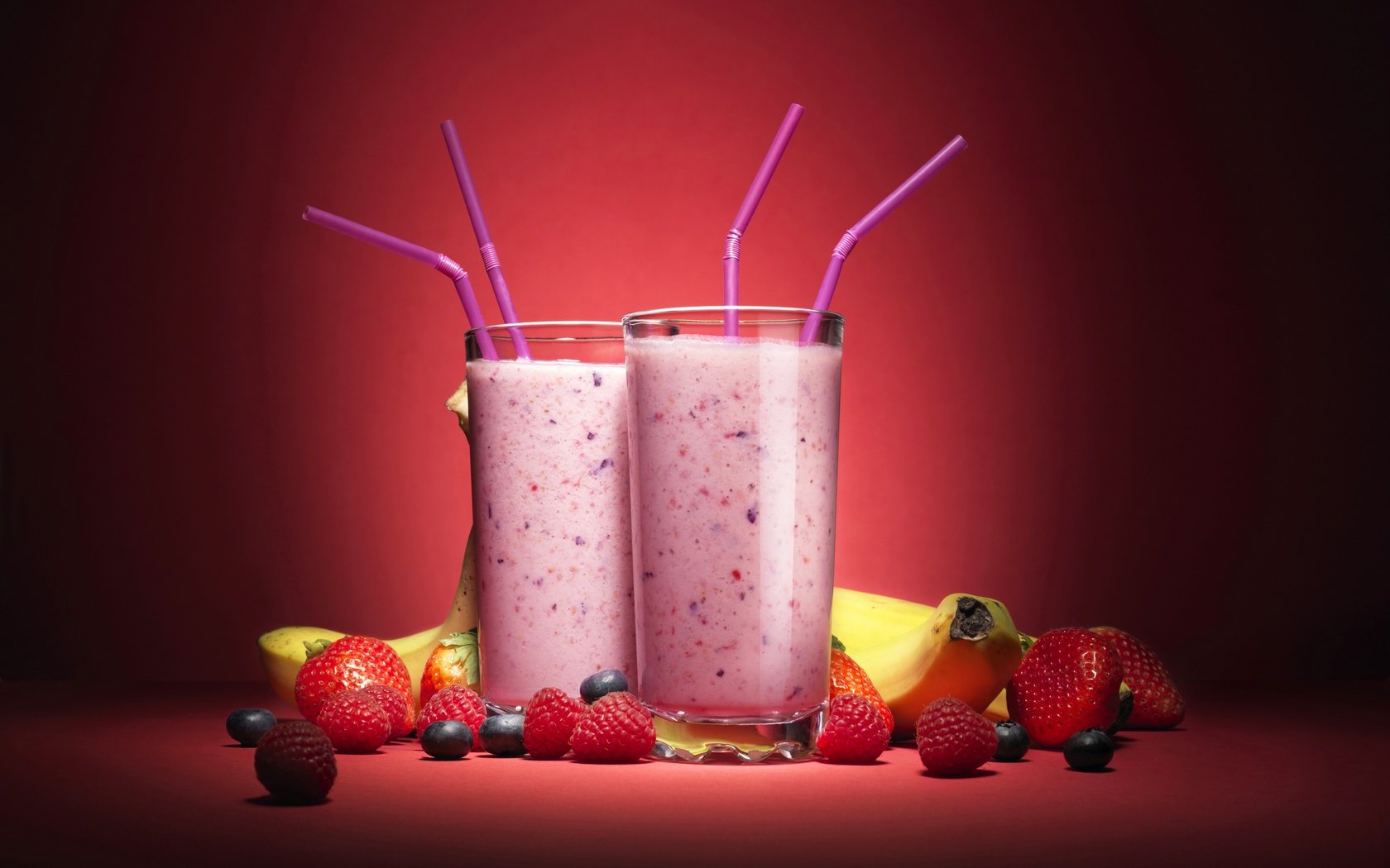 Обои фон, малина, клубника, ягоды, коктейль, банан, смузи, background, raspberry, strawberry, berries, cocktail, banana, smoothies разрешение 2880x1976 Загрузить