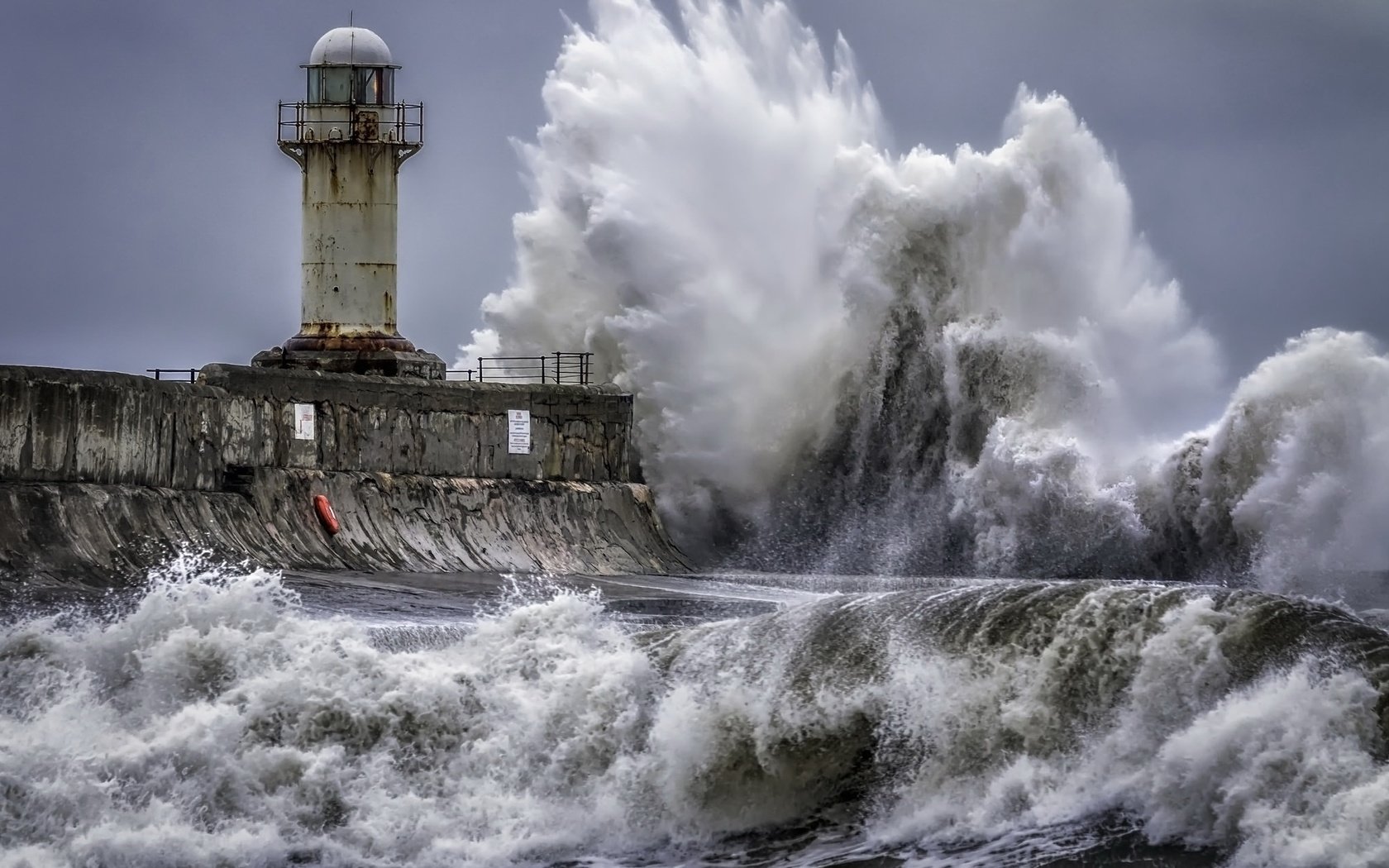 Обои море, маяк, волна, шторм, sea, lighthouse, wave, storm разрешение 2047x1265 Загрузить