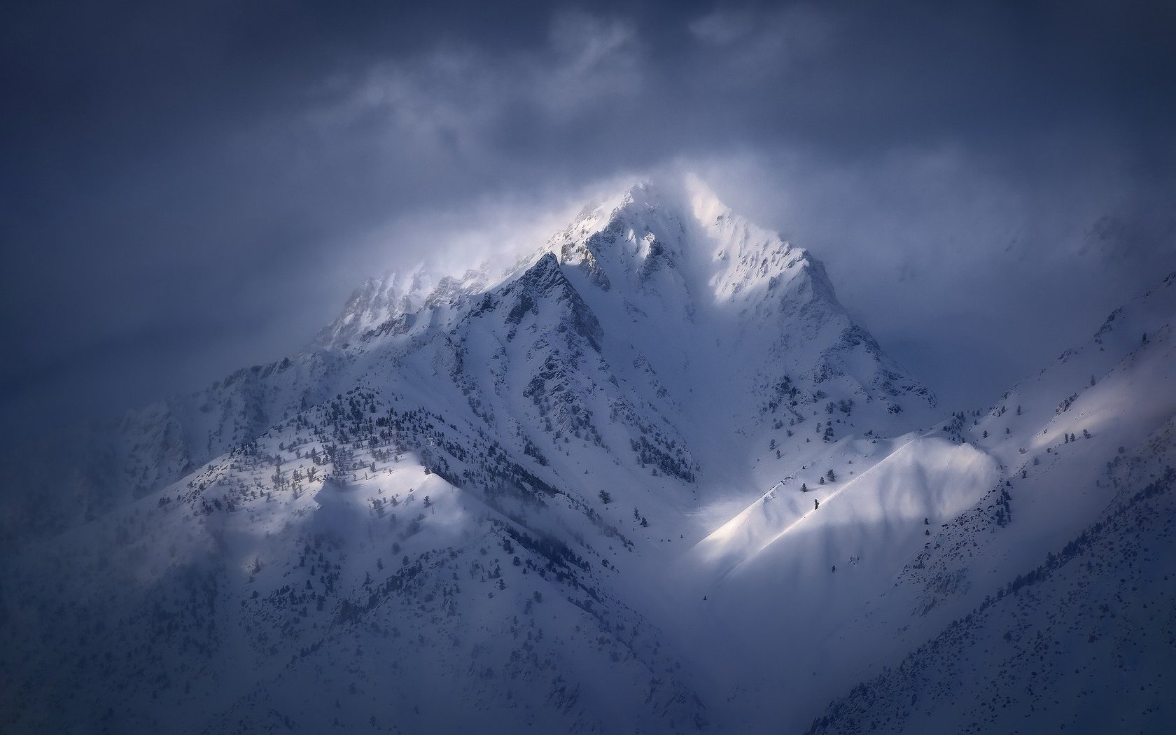 Обои свет, облака, горы, снег, зима, гора, light, clouds, mountains, snow, winter, mountain разрешение 1920x1200 Загрузить