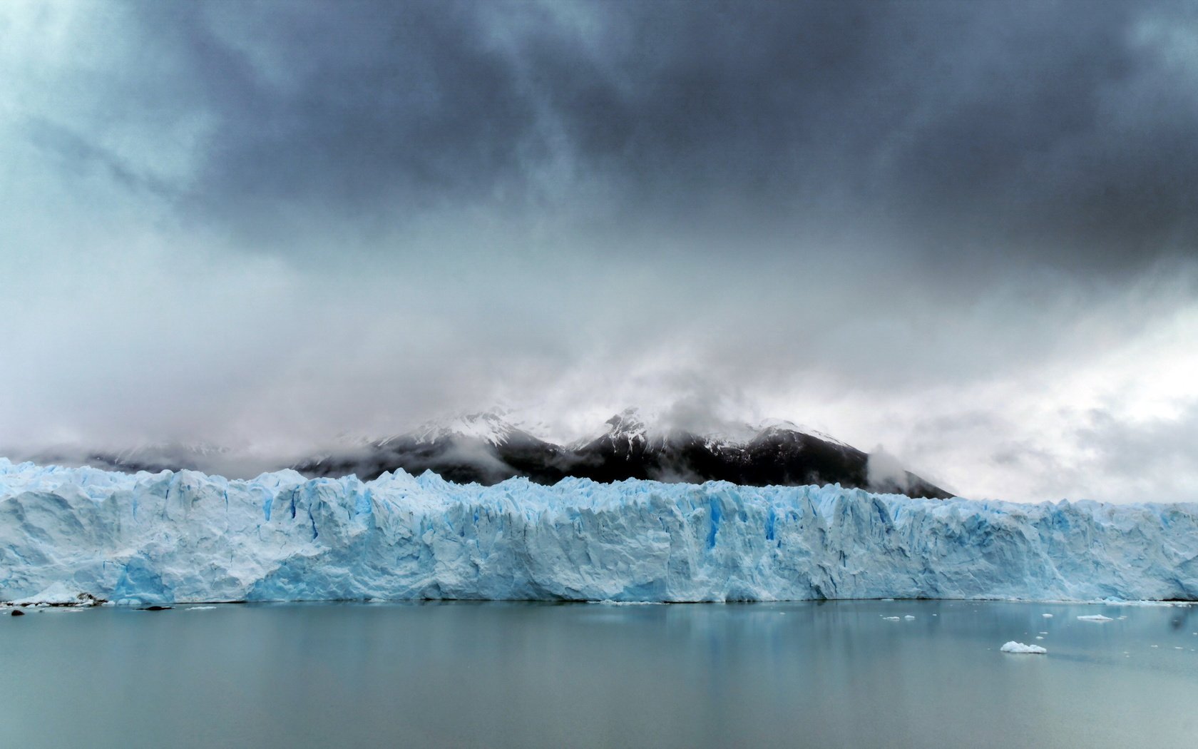 Обои туман, гора, океан, льды, аргентина, fog, mountain, the ocean, ice, argentina разрешение 2560x1477 Загрузить