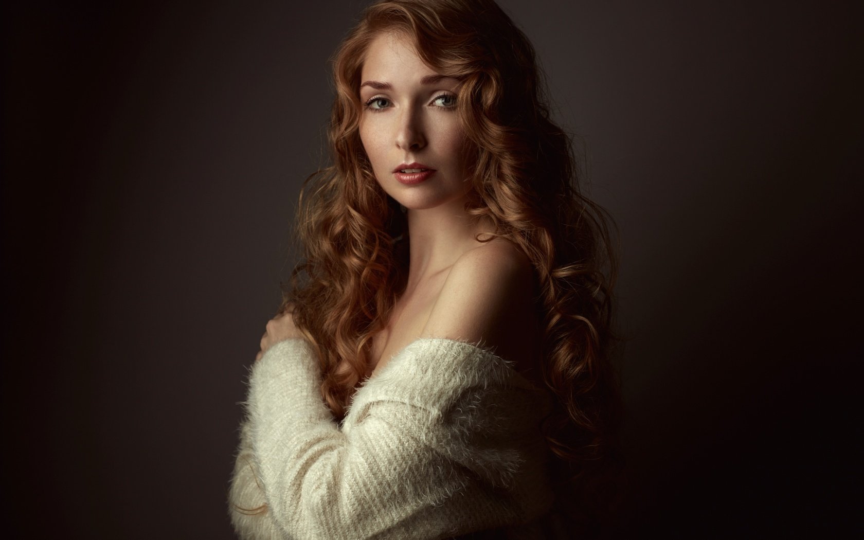 Обои девушка, взгляд, кудри, волосы, красотка, girl, look, curls, hair, beauty разрешение 2560x1707 Загрузить