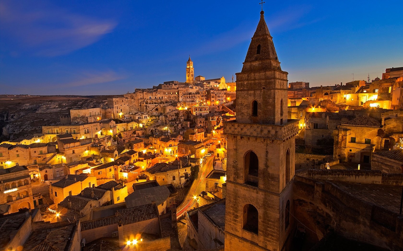 Обои ночь, огни, дома, италия, матера, базиликата, night, lights, home, italy, mater, basilicata разрешение 2048x1344 Загрузить