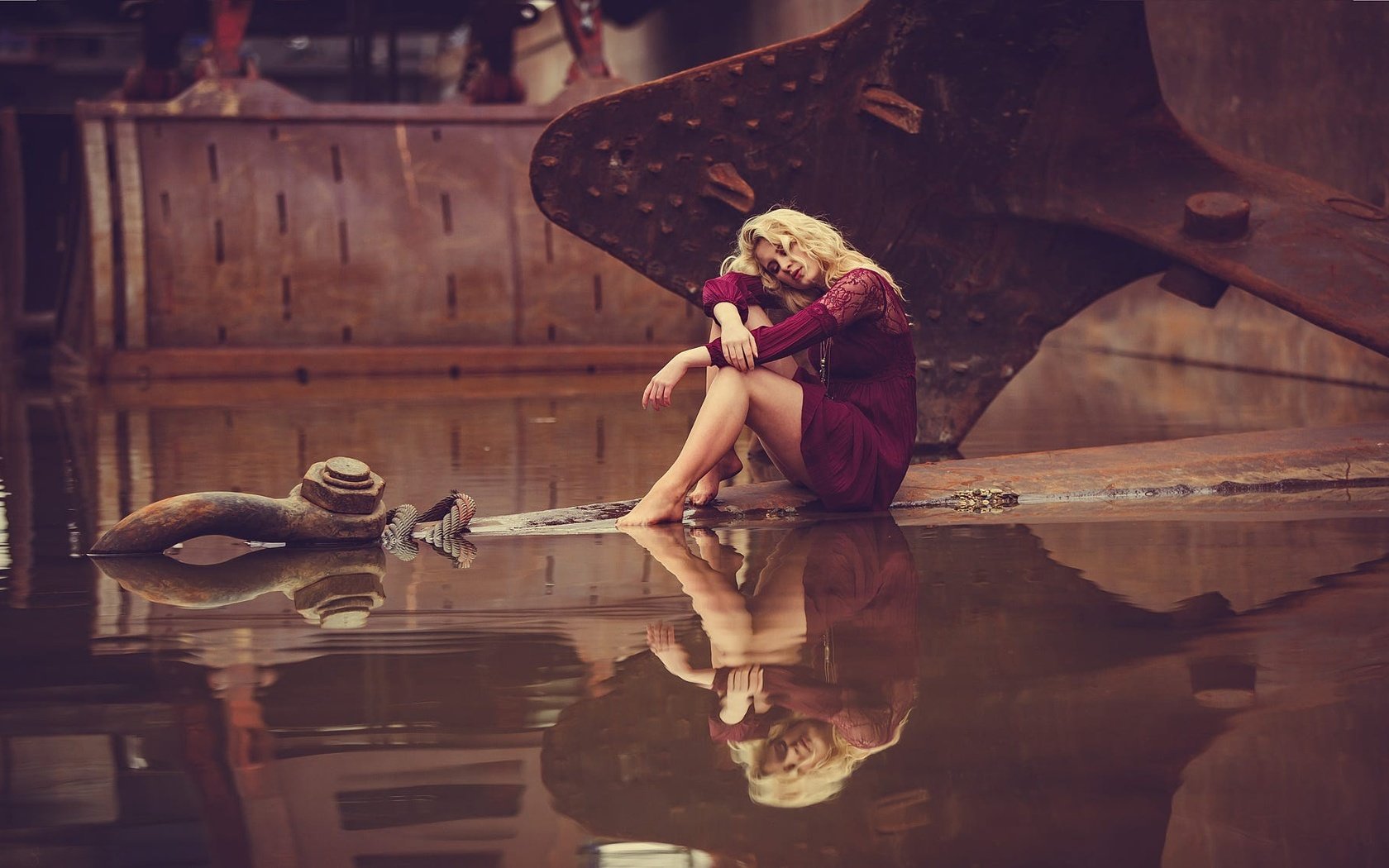 Обои девушка, отражение, платье, блондинка, ножки, якорь, в воде, girl, reflection, dress, blonde, legs, anchor, in the water разрешение 2000x1125 Загрузить