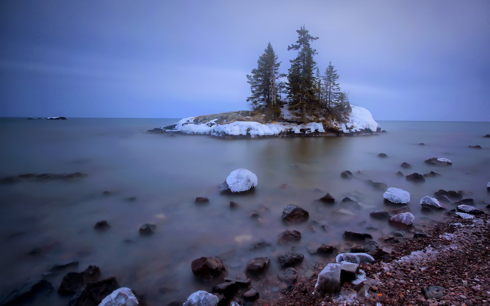 Обои деревья, природа, камни, берег, зима, море, остров, trees, nature, stones, shore, winter, sea, island разрешение 2048x1358 Загрузить