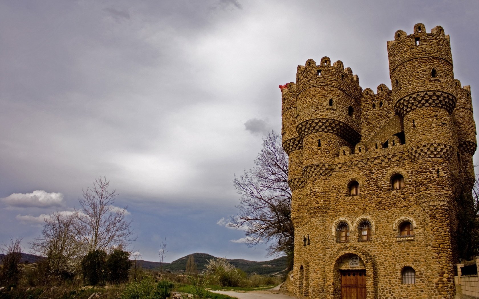 Обои дорога, облака, деревья, замок, испания, castillo las cuevas, castillo de las cuevas, замок пещеры, road, clouds, trees, castle, spain разрешение 2917x1920 Загрузить