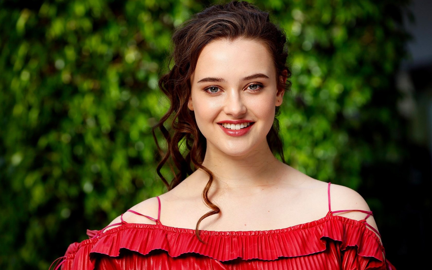 Обои солнце, katherine langford, кэтрин лангфорд, зелень, платье, улыбка, портрет, актриса, макияж, в красном, the sun, catherine langford, greens, dress, smile, portrait, actress, makeup, in red разрешение 1920x1200 Загрузить