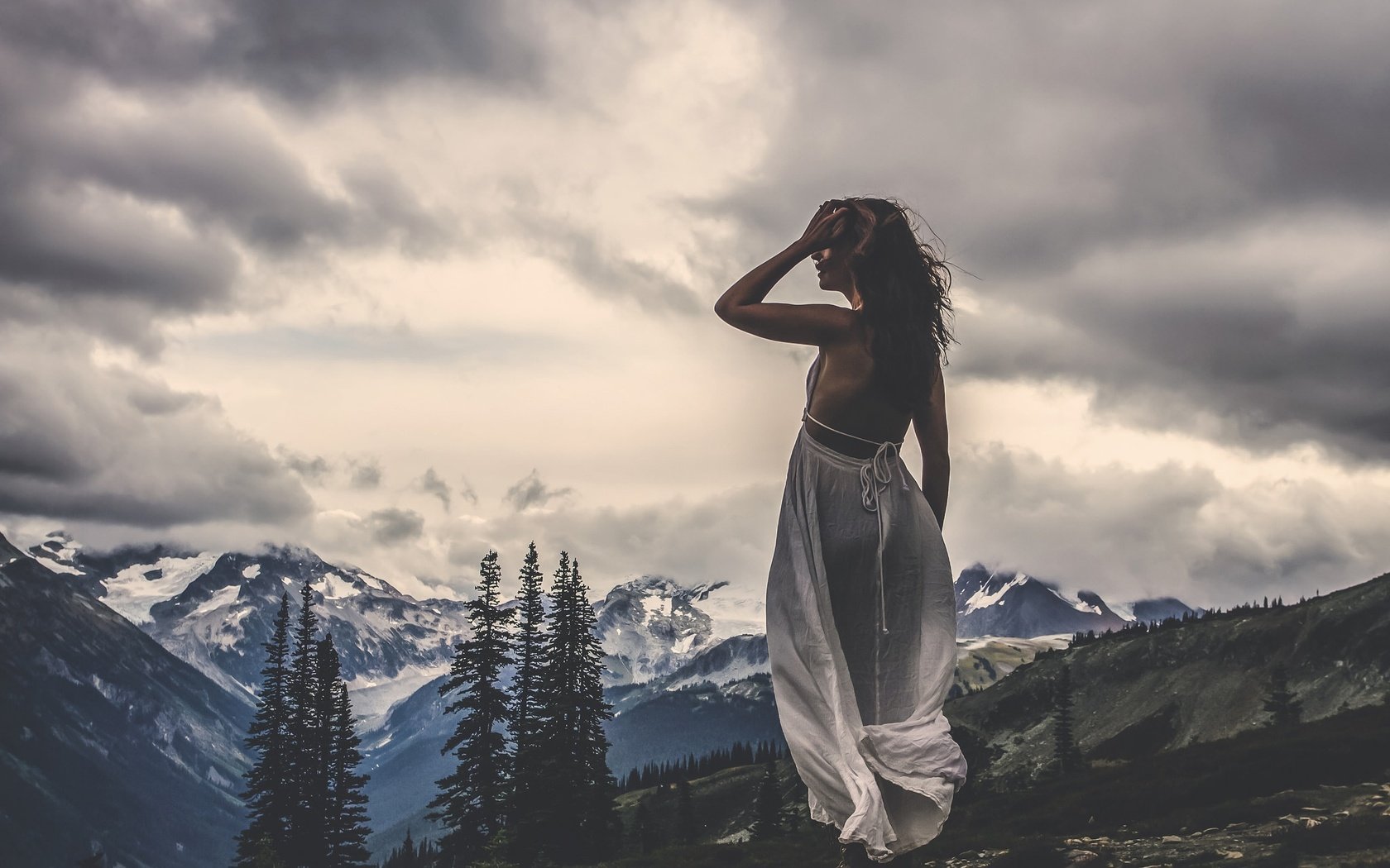 Обои горы, тучи, девушка, ветер, still standing, mountains, clouds, girl, the wind разрешение 2048x1365 Загрузить