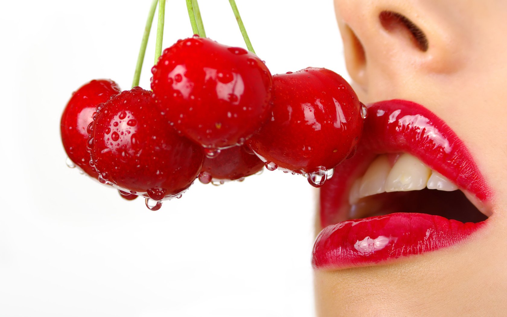 Обои девушка, капли, губы, ягоды, белый фон, вишня, помада, girl, drops, lips, berries, white background, cherry, lipstick разрешение 4000x2678 Загрузить