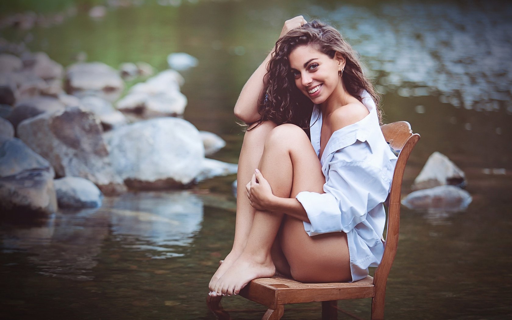 Обои озеро, девушка, настроение, улыбка, стул, ножка, clara, lake, girl, mood, smile, chair, leg разрешение 1920x1279 Загрузить