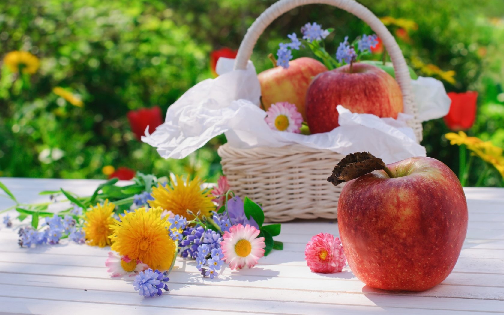 Обои цветы, фрукты, яблоки, корзинка, натюрморт, flowers, fruit, apples, basket, still life разрешение 2048x1346 Загрузить
