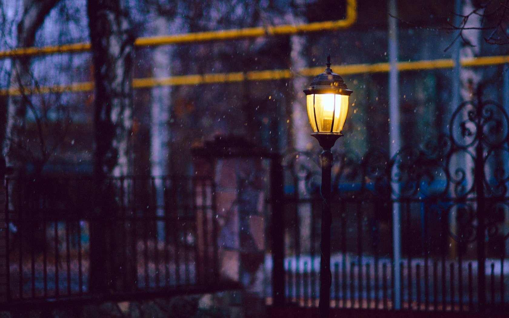 Обои свет, ночь, снег, забор, улица, фонарь, light, night, snow, the fence, street, lantern разрешение 2000x1335 Загрузить