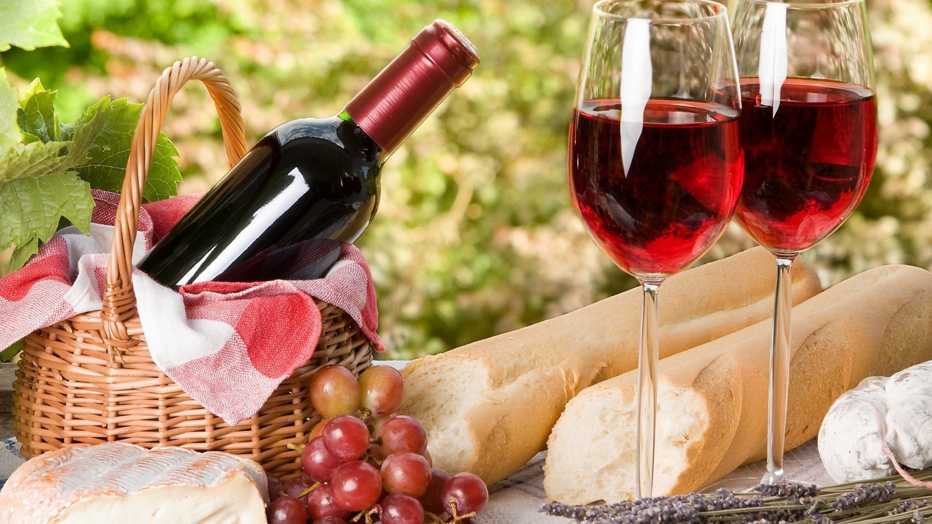 Обои виноград, сыр, хлеб, вино, франция, бокалы, пикник, grapes, cheese, bread, wine, france, glasses, picnic разрешение 1920x1200 Загрузить