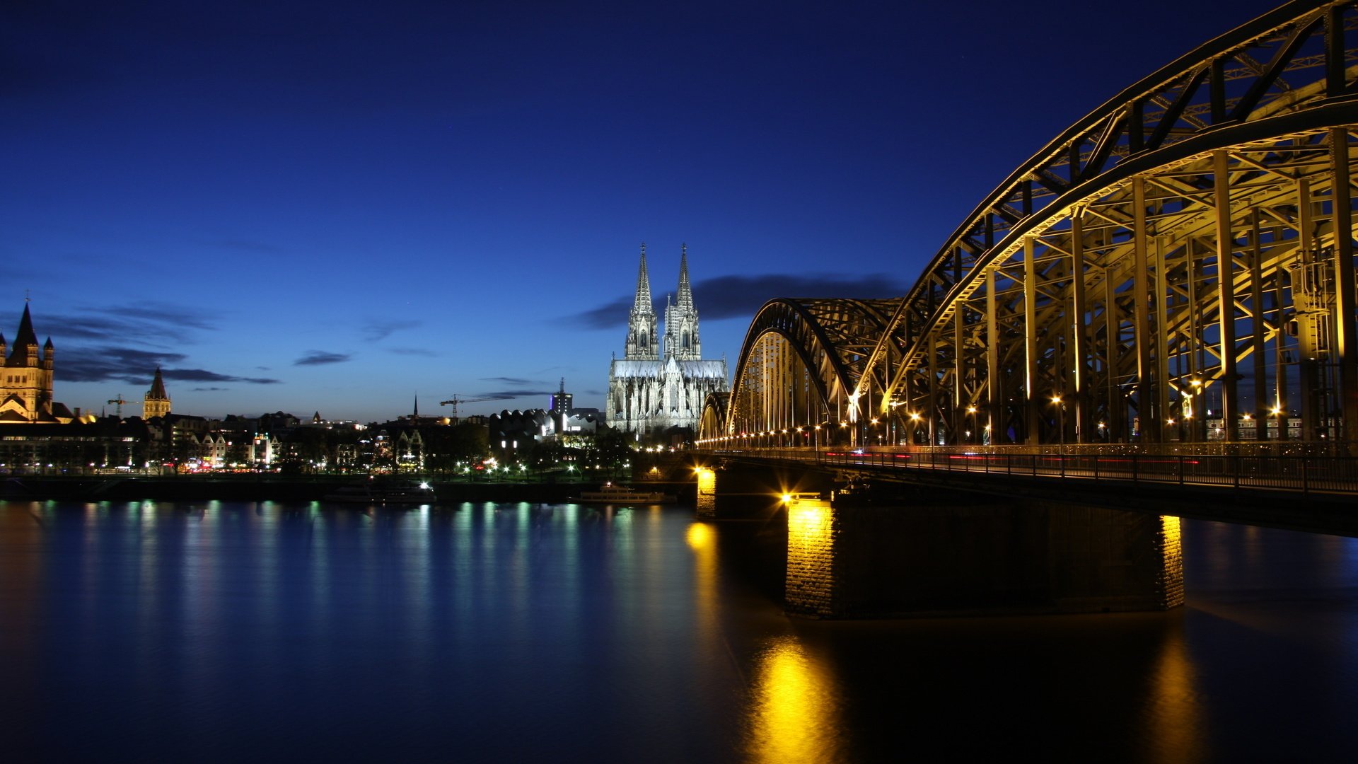 Обои вечер, мост, архитектура, здания, германия, освещение, кельн, the evening, bridge, architecture, building, germany, lighting, cologne разрешение 2560x1600 Загрузить