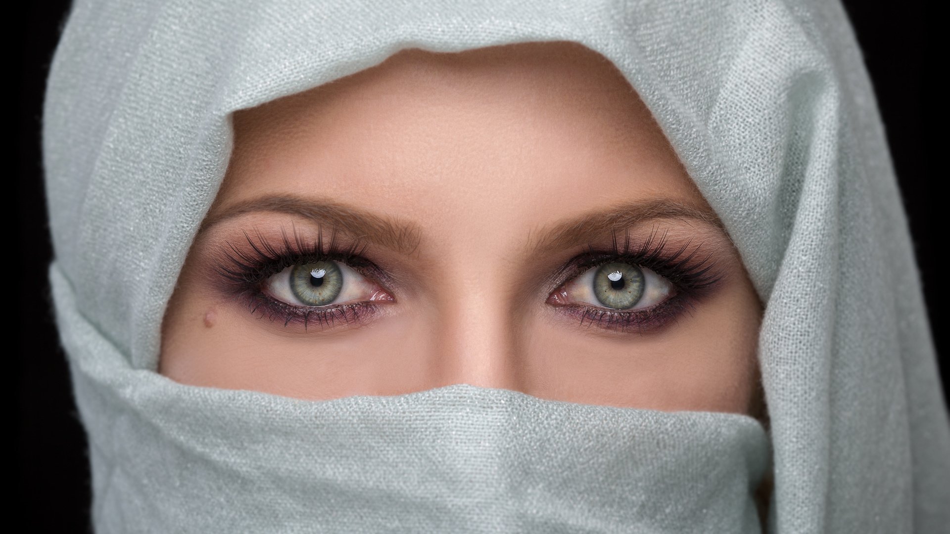 Обои глаза, девушка, взгляд, лицо, родинка, платок, eyes, girl, look, face, mole, shawl разрешение 2048x1365 Загрузить