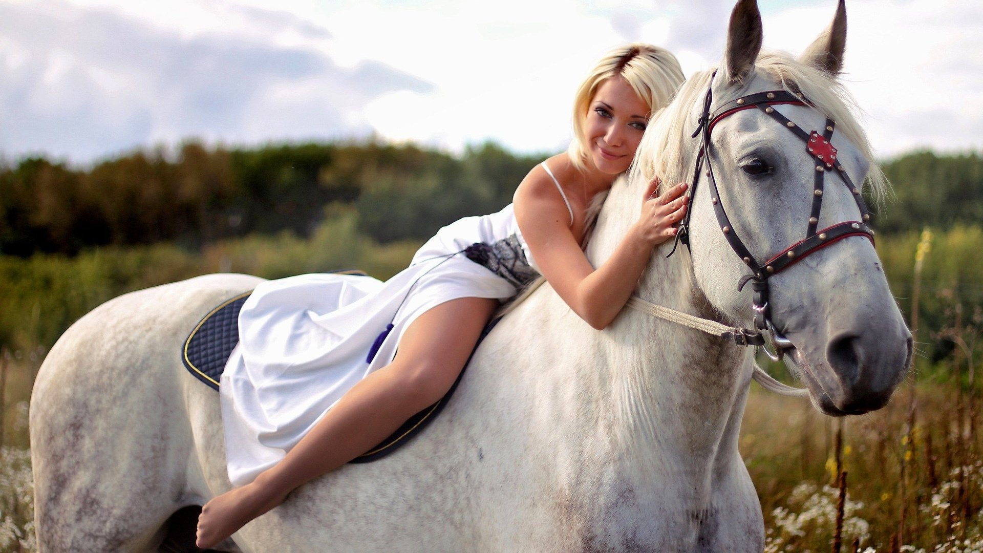 Обои лошадь, девушка, платье, блондинка, horse, girl, dress, blonde разрешение 2560x1707 Загрузить