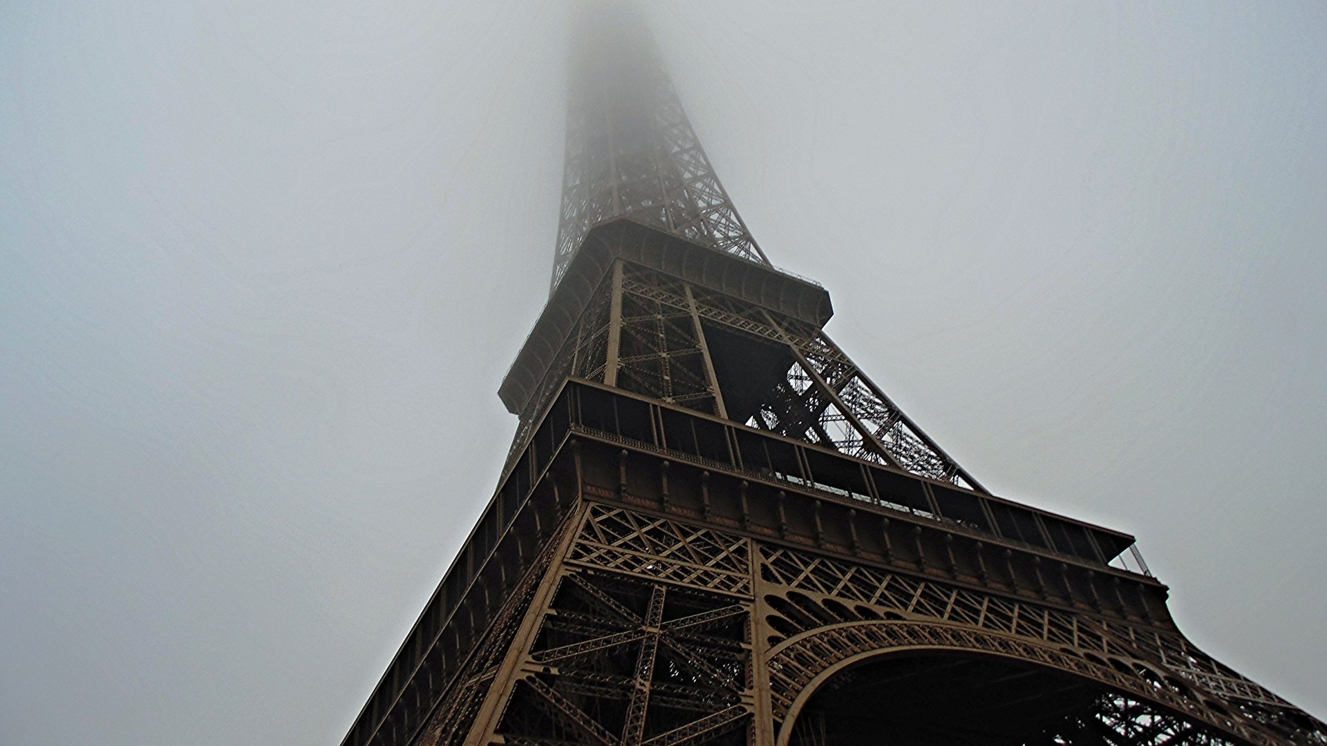 Обои туман, париж, эйфелева башня, fog, paris, eiffel tower разрешение 2592x1944 Загрузить