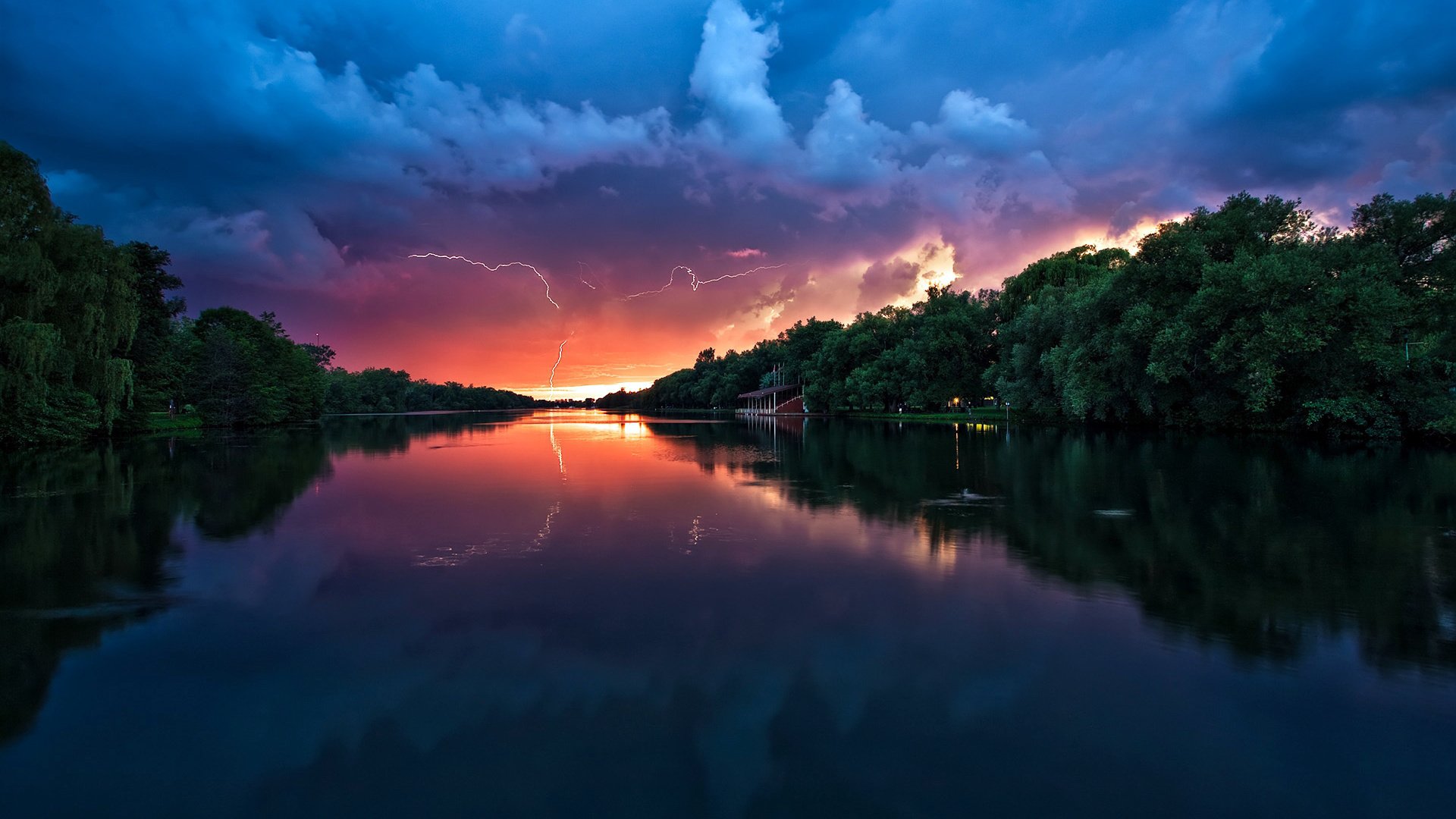 Обои свет, облака, река, солнце, отражение, молния, рассвет, гроза, light, clouds, river, the sun, reflection, lightning, dawn, the storm разрешение 3840x2400 Загрузить