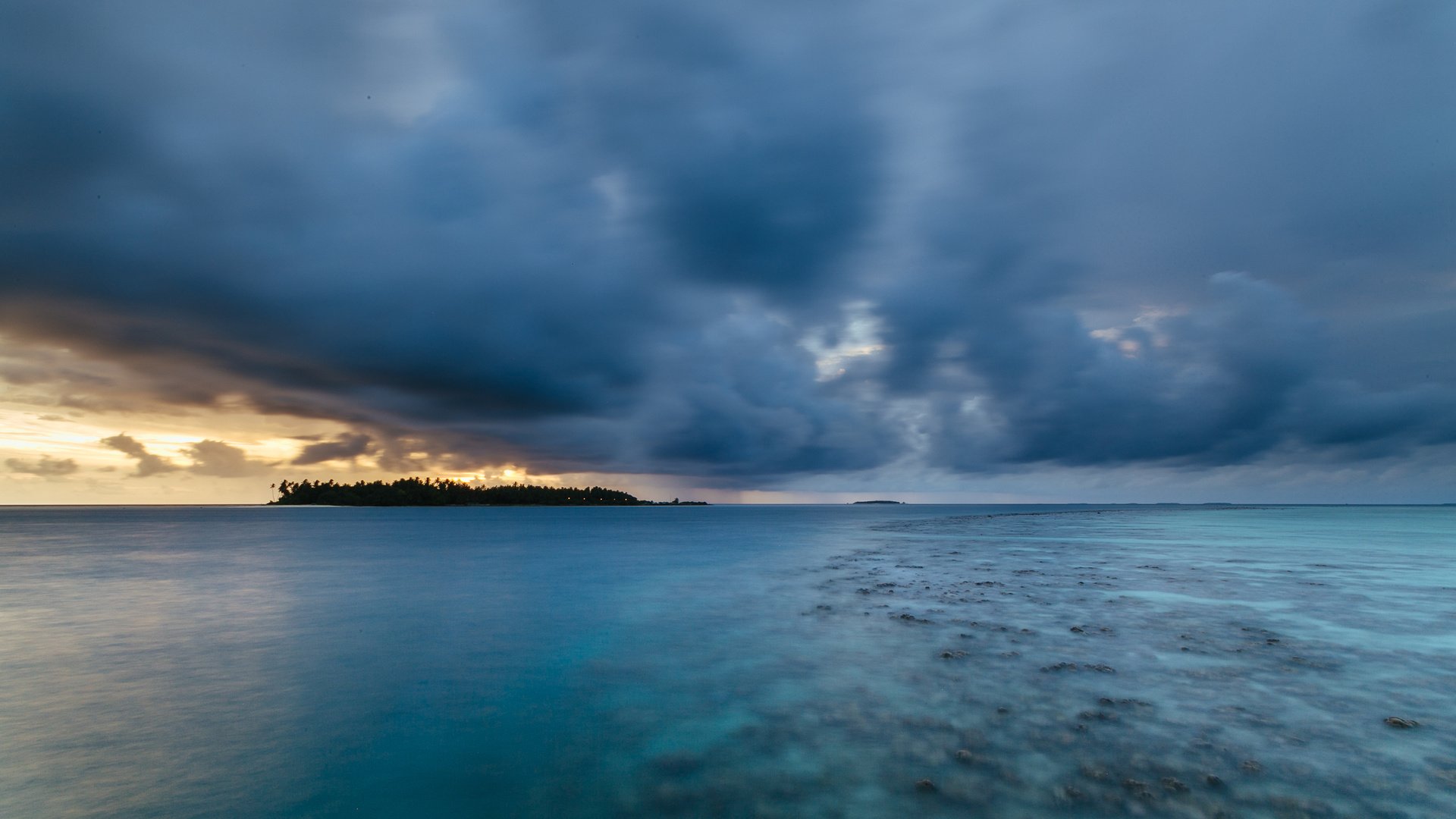 Обои закат, океан, остров, риф, kihaad, мальдивские о-ва, sunset, the ocean, island, reef, maldives разрешение 3360x2100 Загрузить