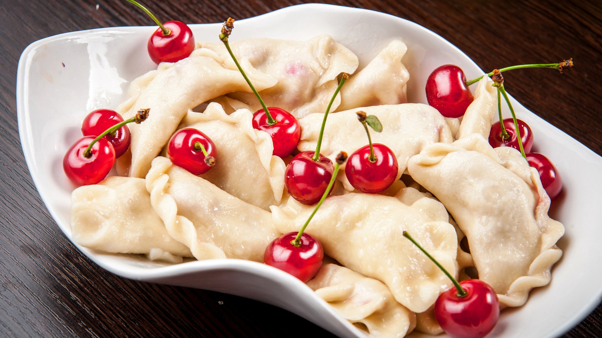 Обои ягоды, вишня, вишенка, вареники, berries, cherry, dumplings разрешение 2880x1916 Загрузить