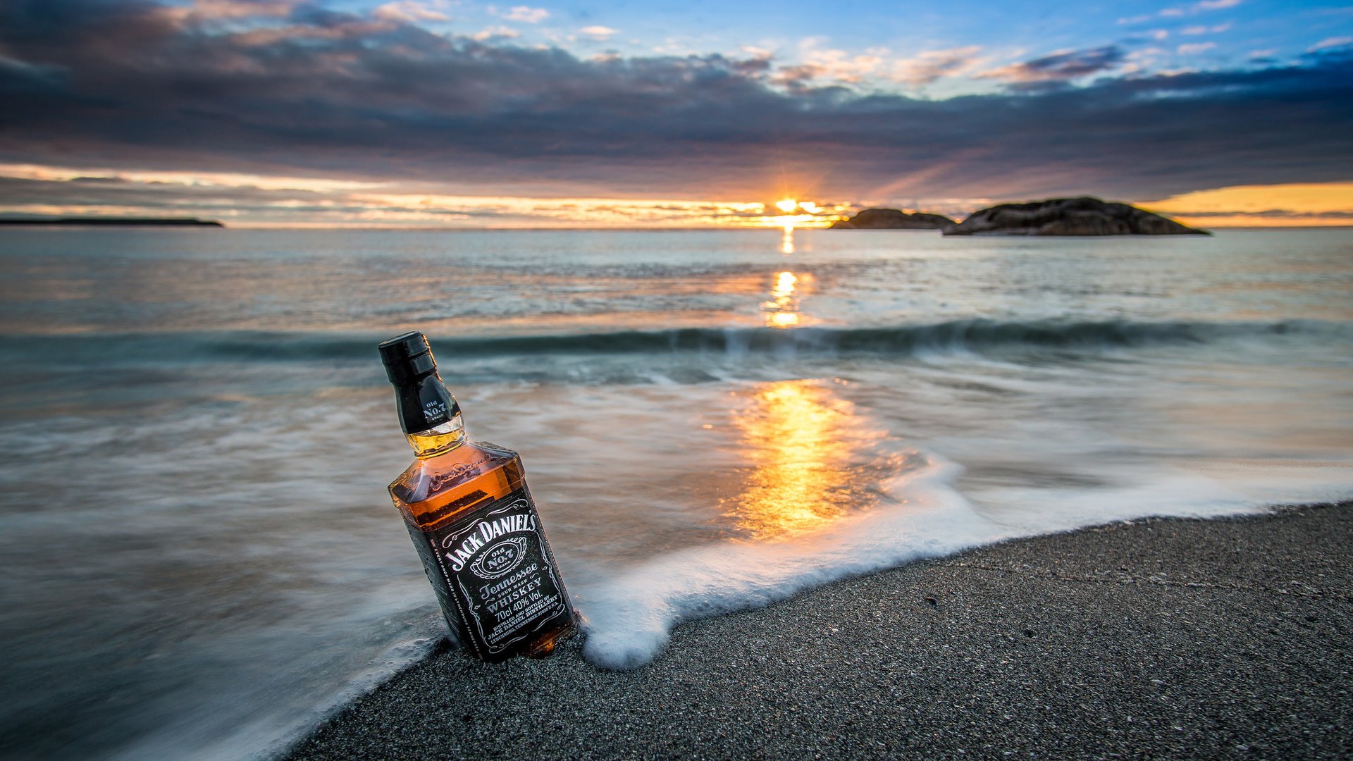 Обои закат, пляж, стекло, бутылка, виски, джек дениелс, sunset, beach, glass, bottle, whiskey, jack daniels разрешение 2048x1152 Загрузить