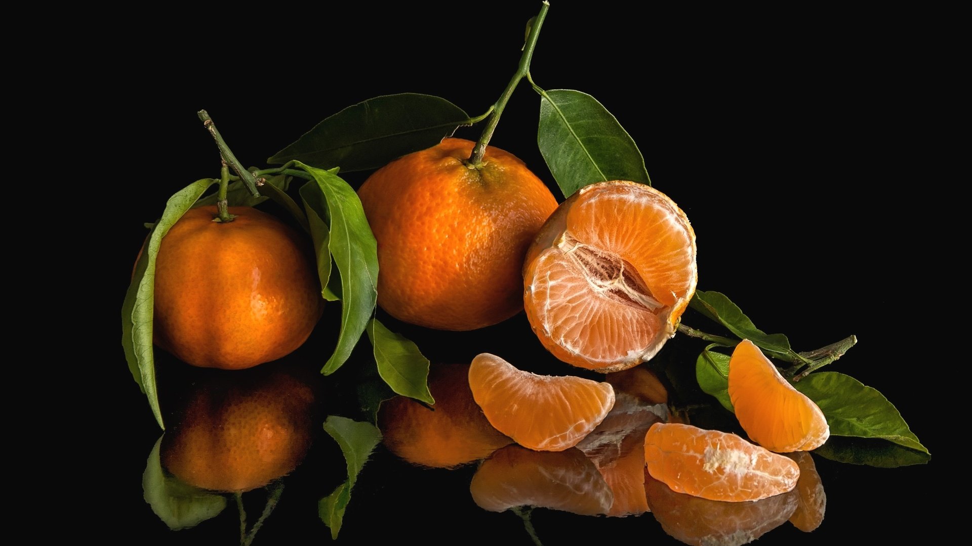 Обои листья, отражение, фрукты, дольки, плоды, мандарины, цитрусы, leaves, reflection, fruit, slices, tangerines, citrus разрешение 2400x1521 Загрузить