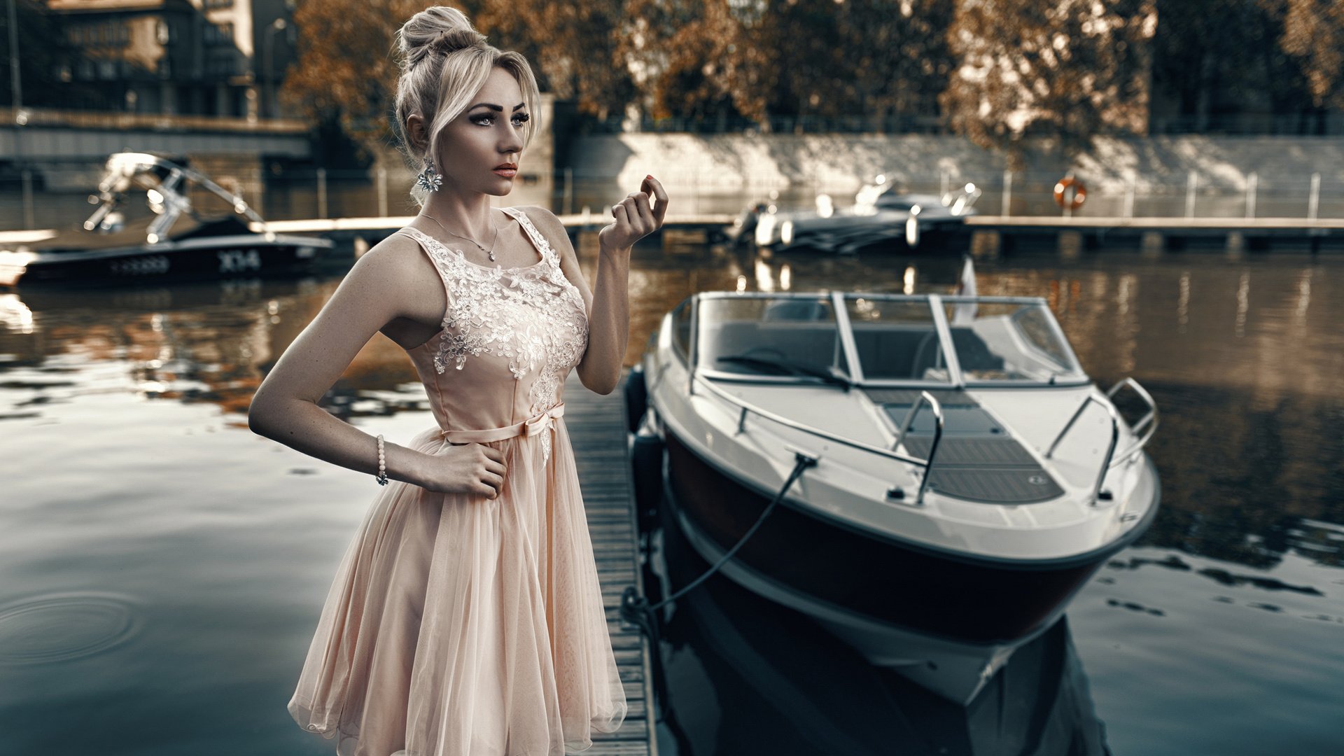 Обои стиль, девушка, платье, модель, катер, style, girl, dress, model, boat разрешение 2048x1152 Загрузить