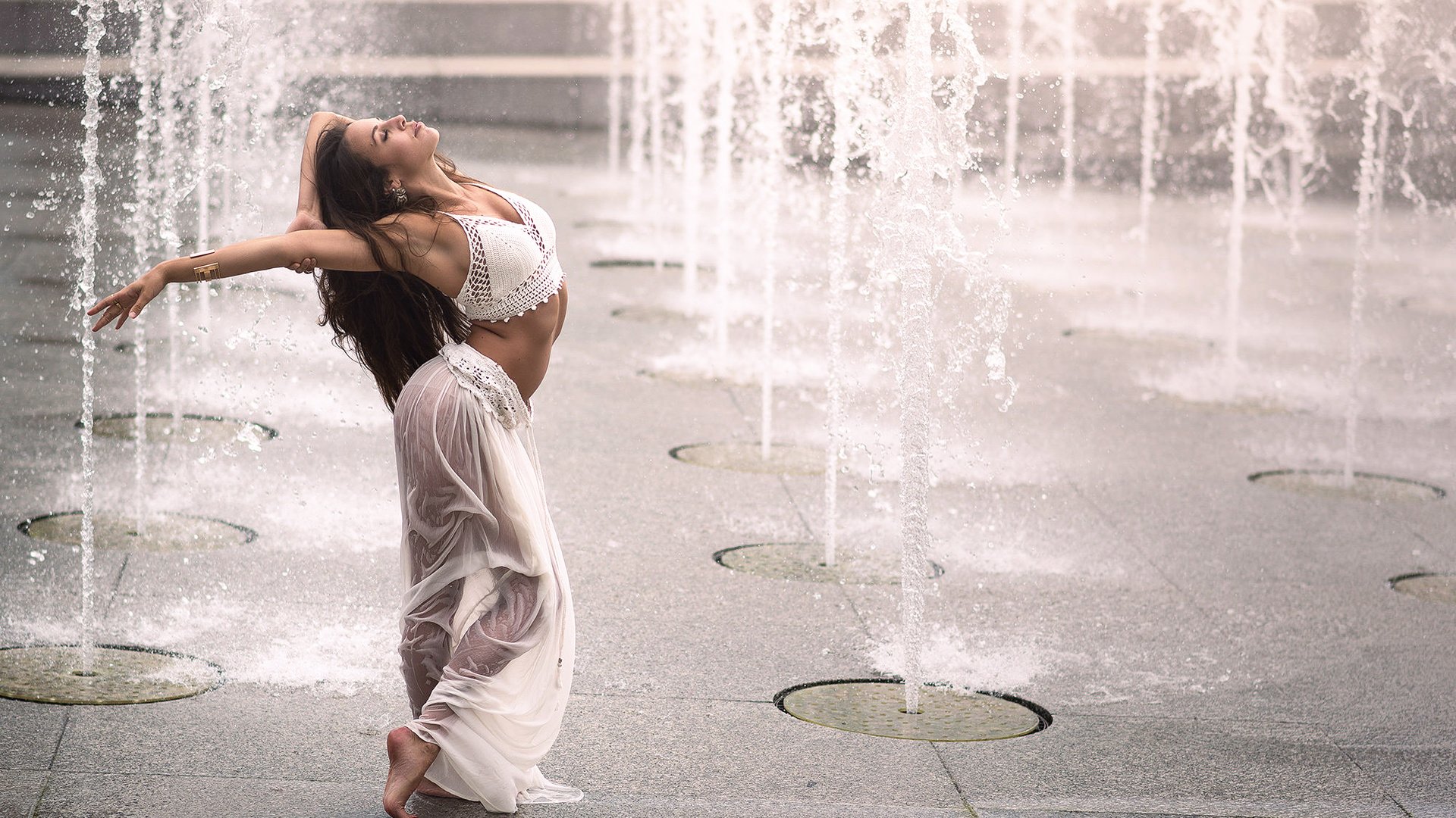 Обои девушка, танец, фонтаны, romina micheletty, girl, dance, fountains разрешение 2000x1335 Загрузить