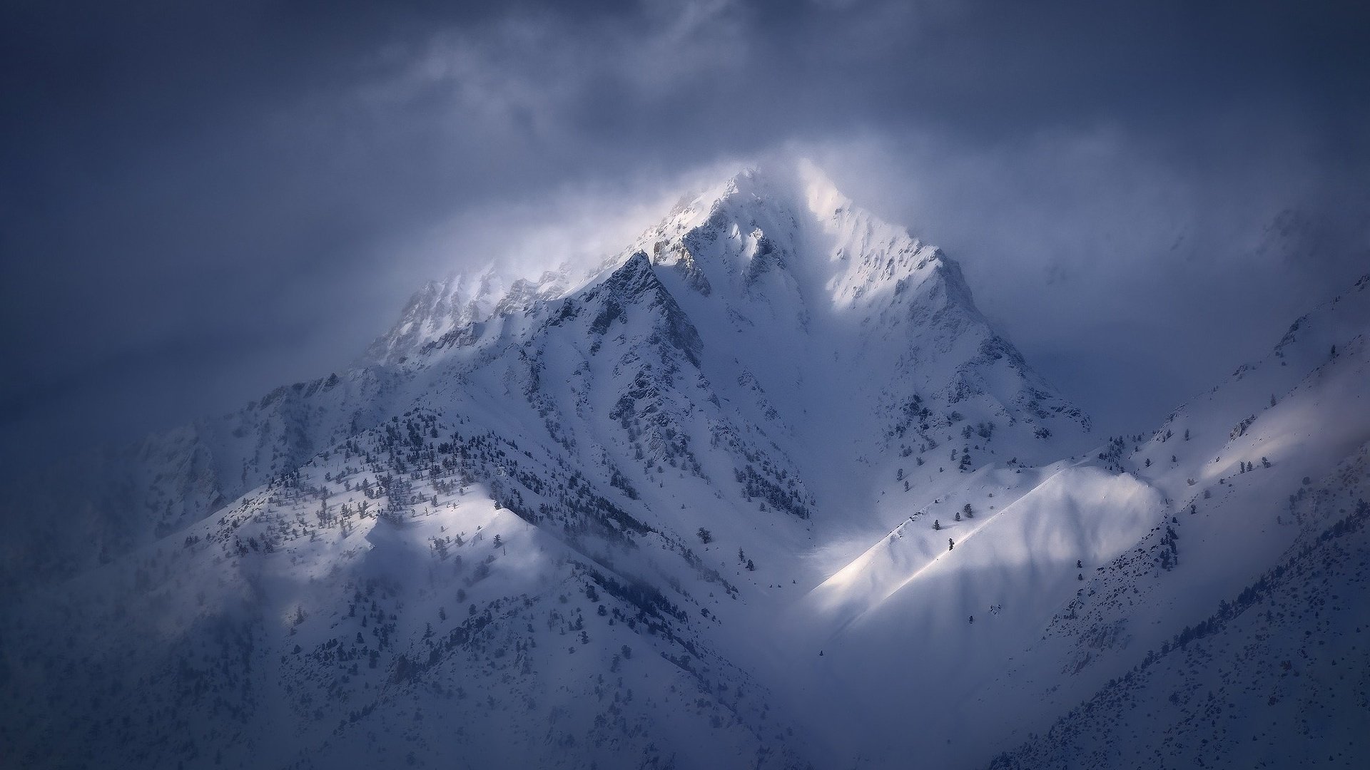 Обои свет, облака, горы, снег, зима, гора, light, clouds, mountains, snow, winter, mountain разрешение 1920x1200 Загрузить