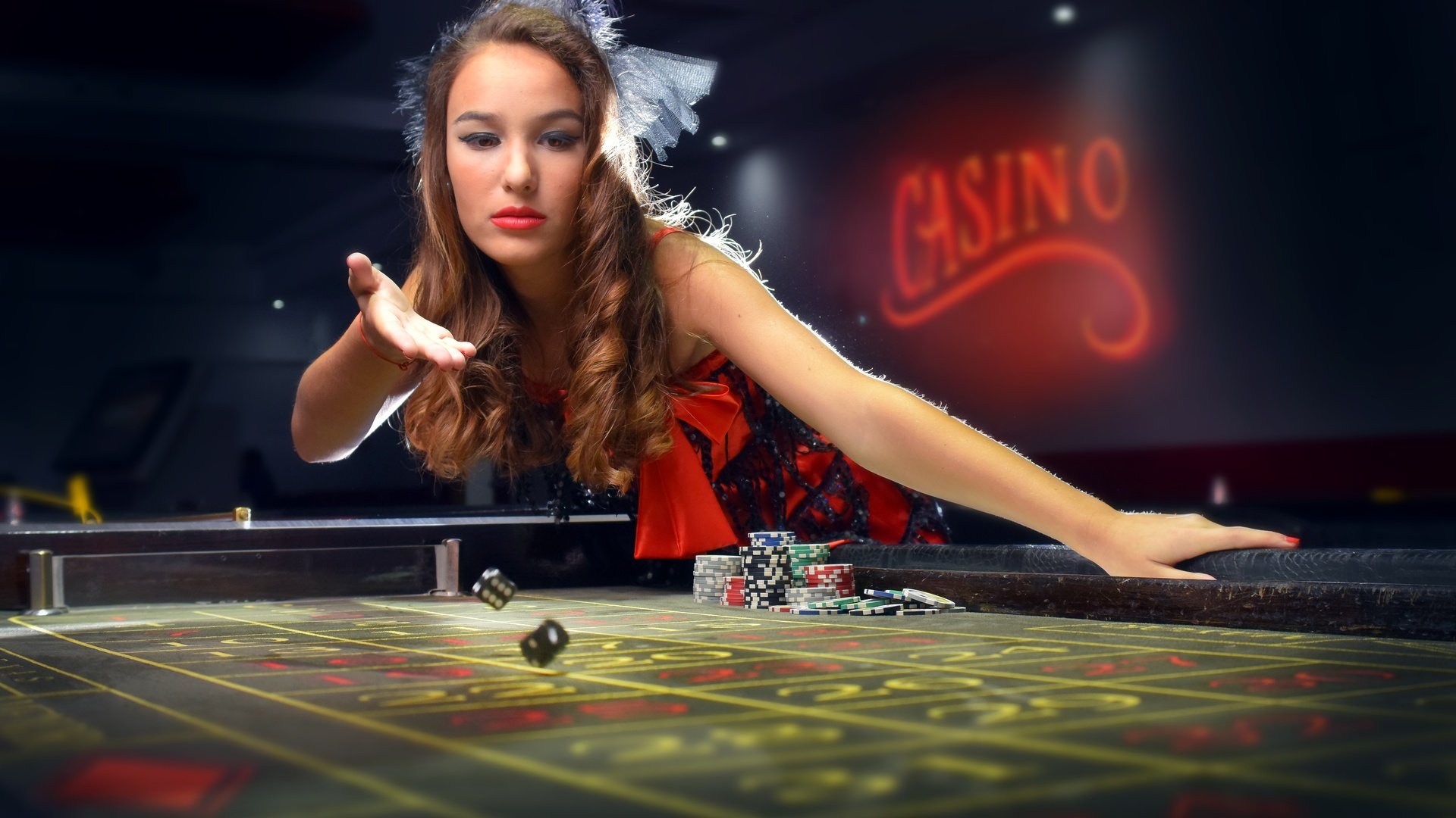 Обои девушка, блондинка, казино, фишки, кости, азарт, girl, blonde, casino, chips, bones, the excitement разрешение 6000x4000 Загрузить